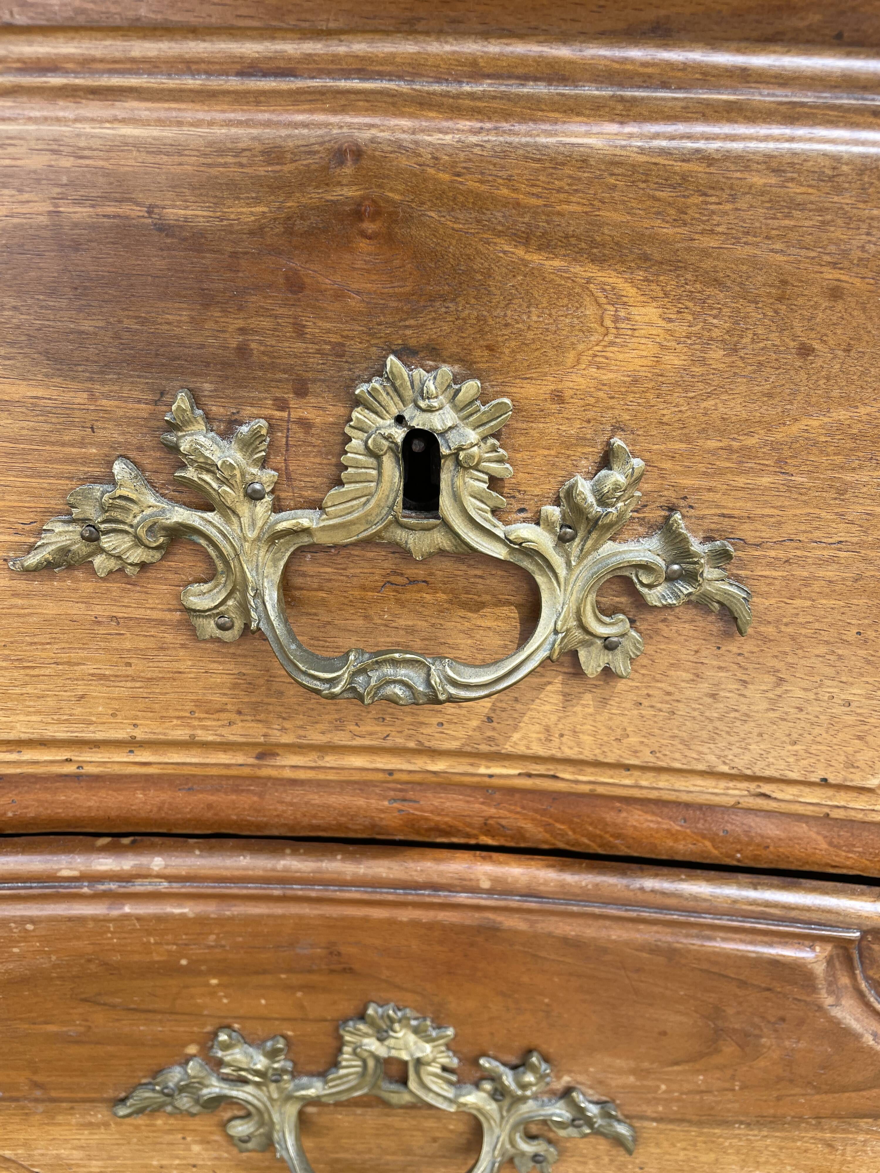 Parisian chest of drawers in walnut Louis XV period with secret drawer, 18th century.