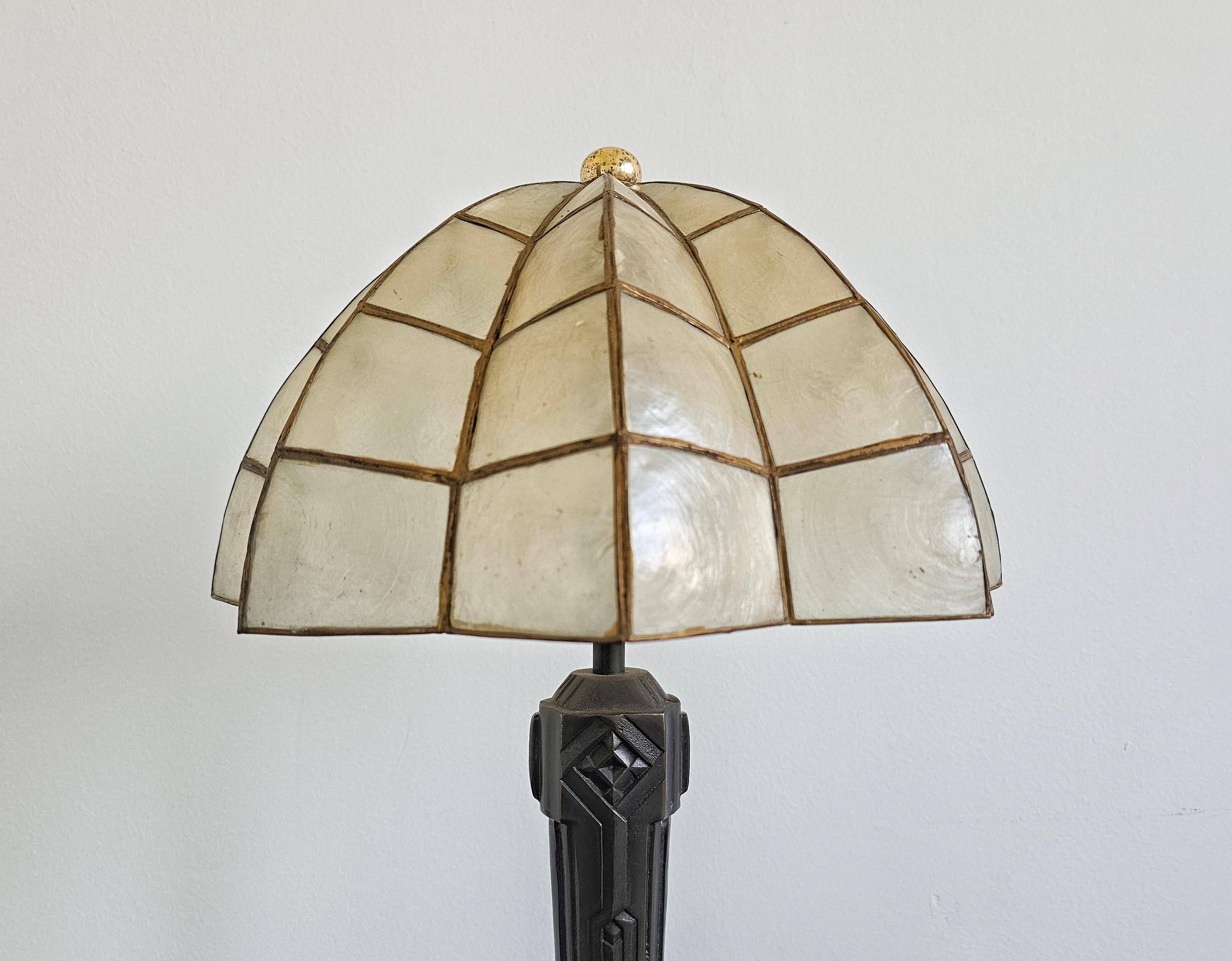 Lampe de table Art Déco tardive en bronze avec abat-jour coquille Capiz années 1950