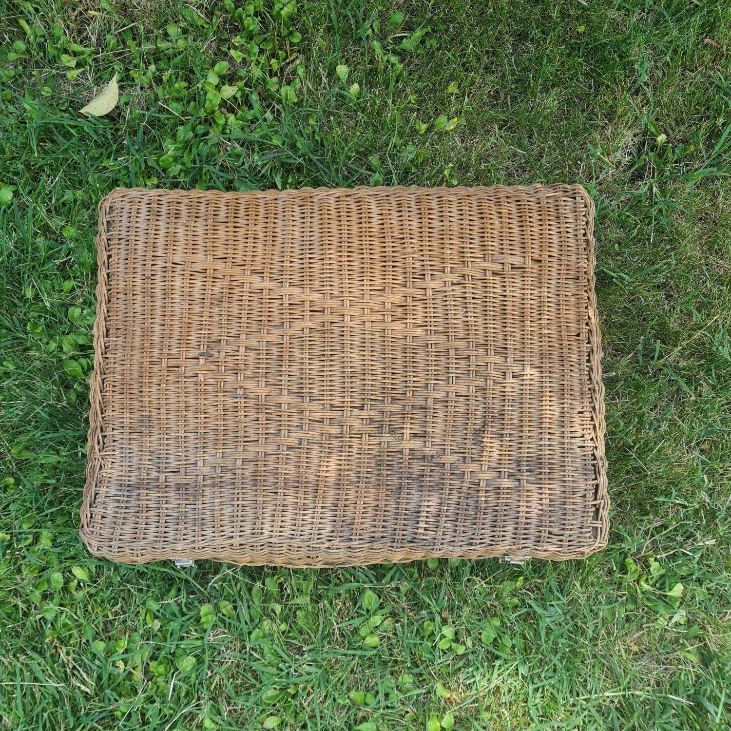 Old wicker trunk: Roch