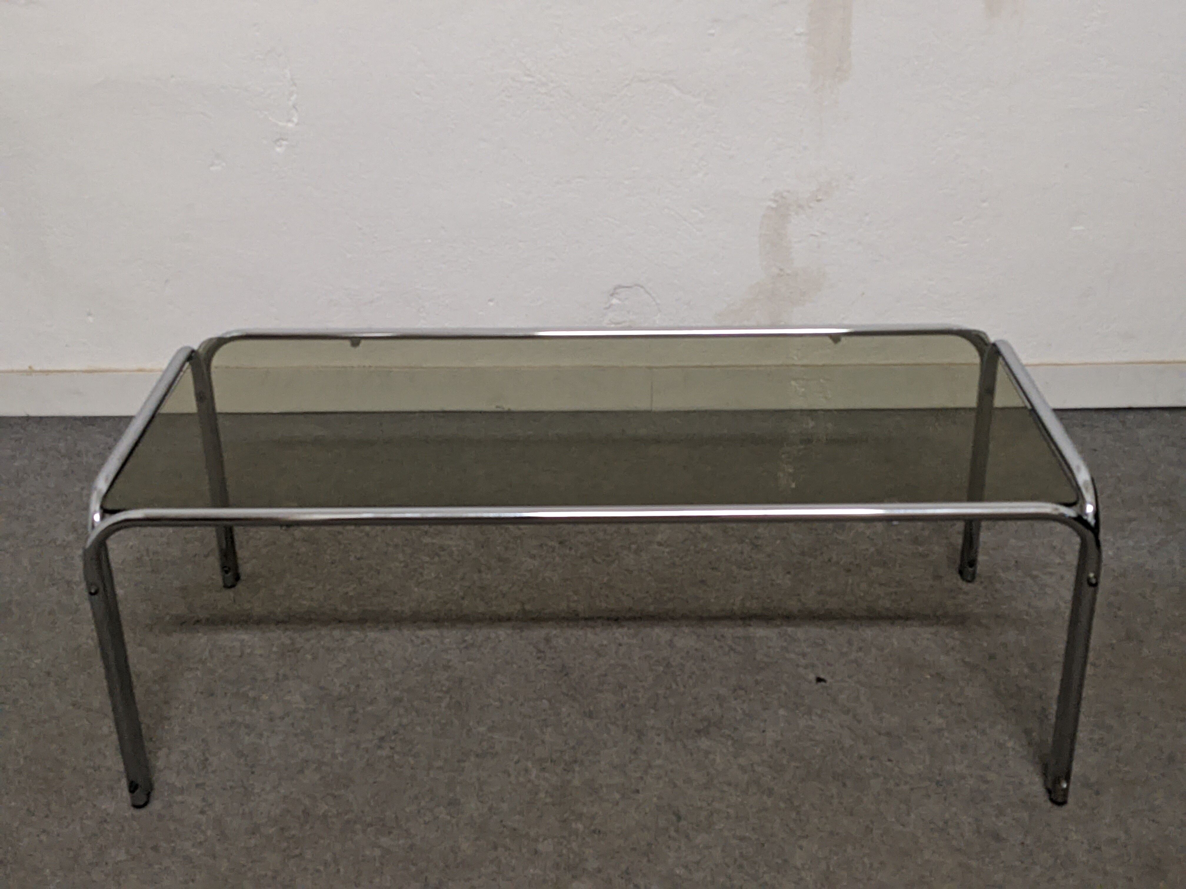 Table basse en métal chromé et verre fumé des années 70/80