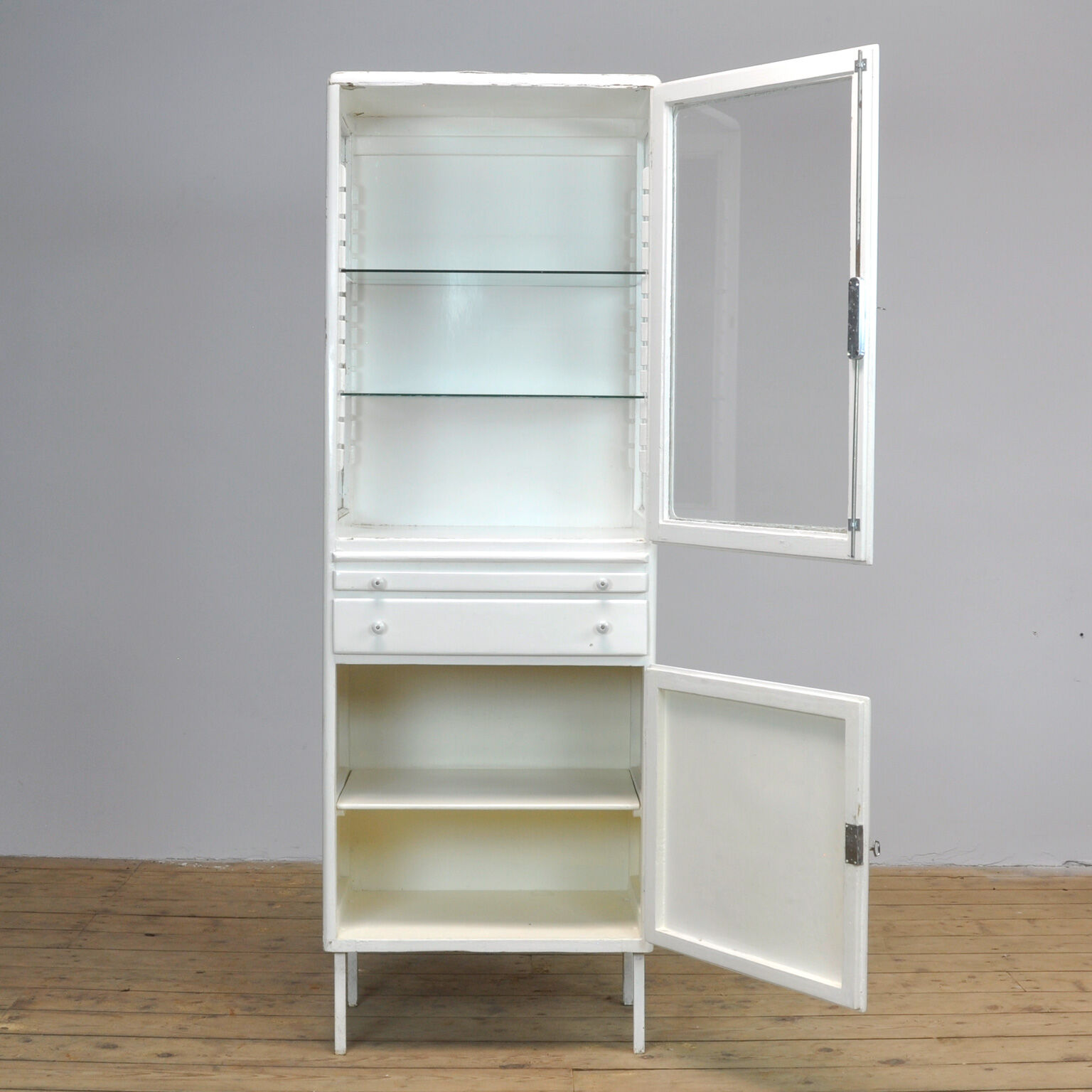 Cabinet médical en bois années 1950