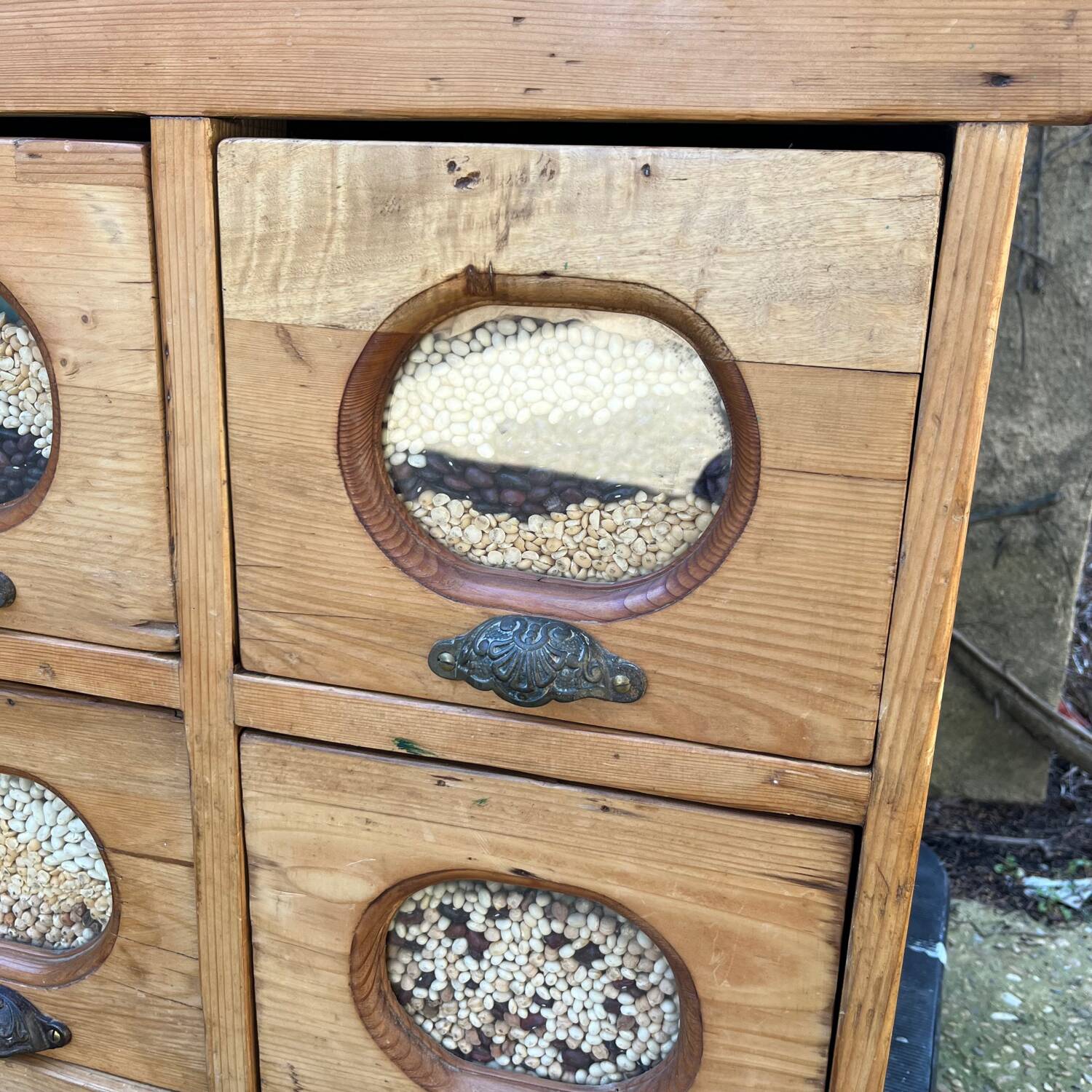 Drawer cabinet, grain store