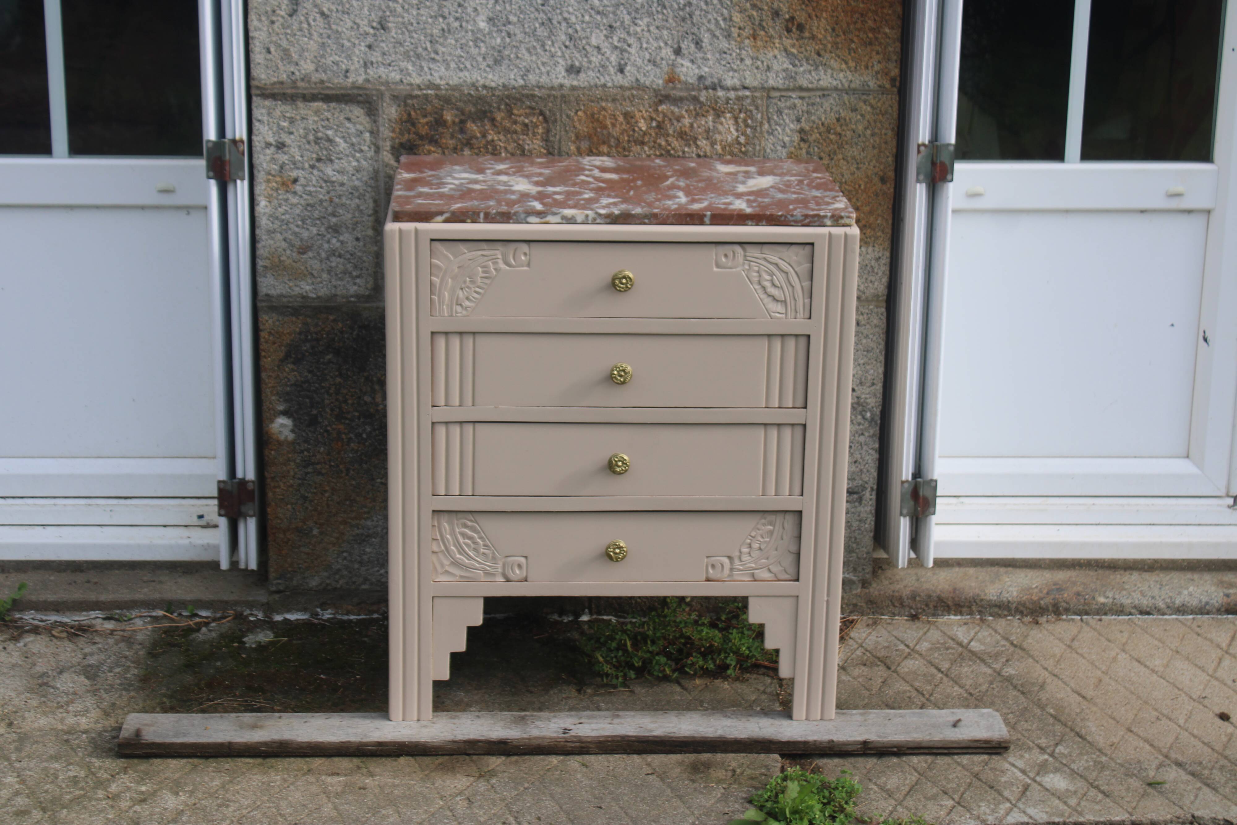 Commode vintage rénovée avec marbre rouge et blanc – 4 tiroirs