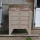 Commode vintage rénovée avec marbre rouge et blanc – 4 tiroirs