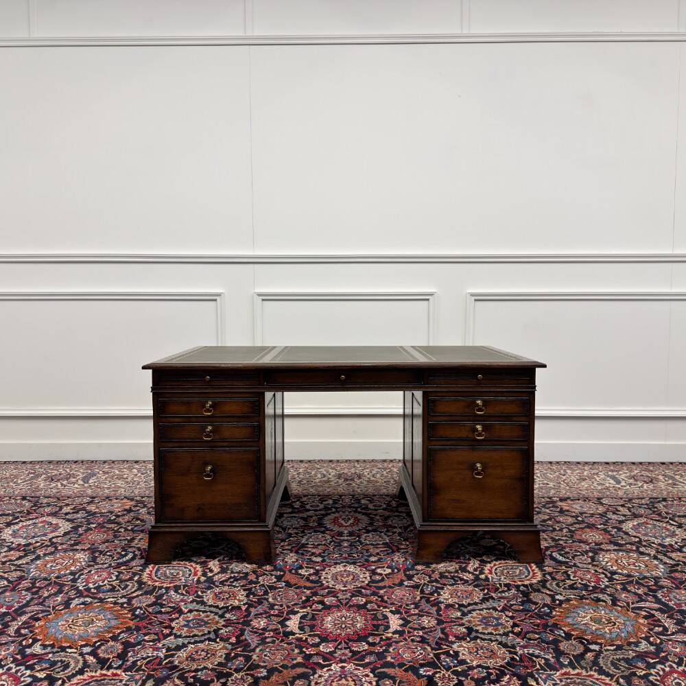 Bureau Chesterfield en cuir vert RAC Classic English