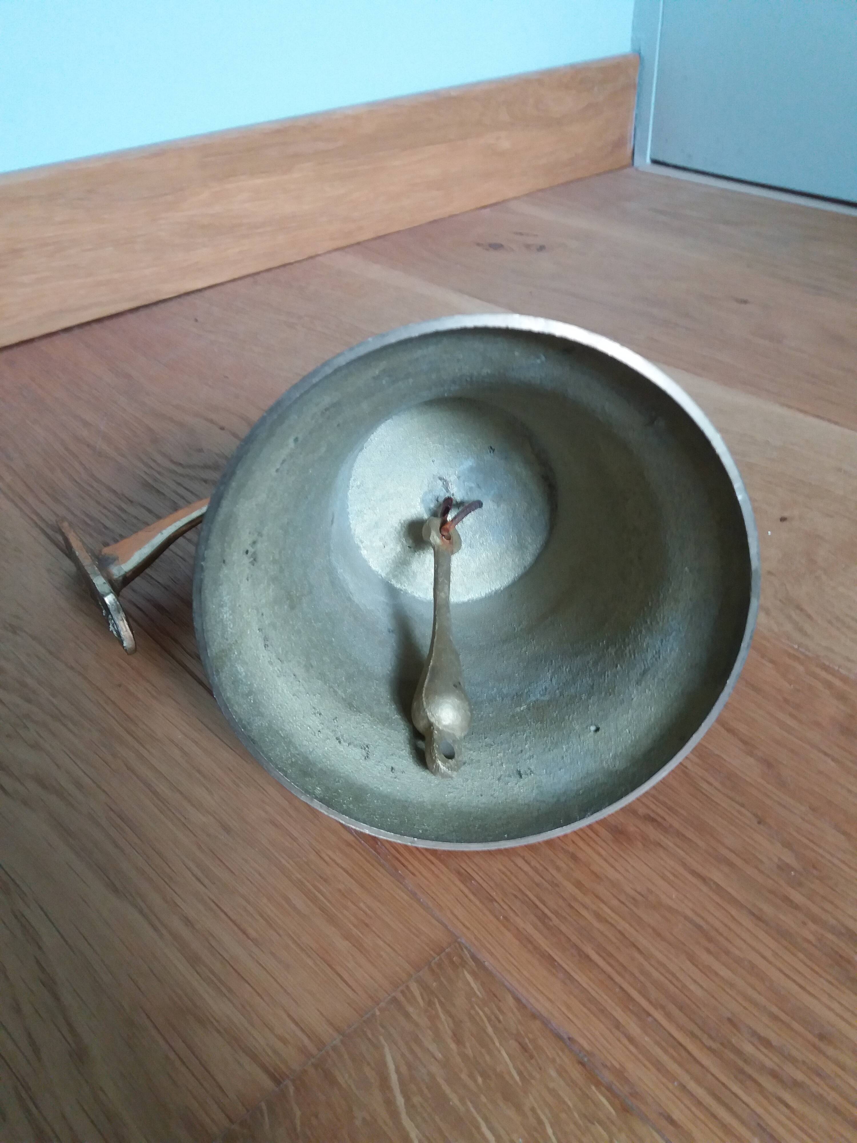 Wall entrance bell with bracket