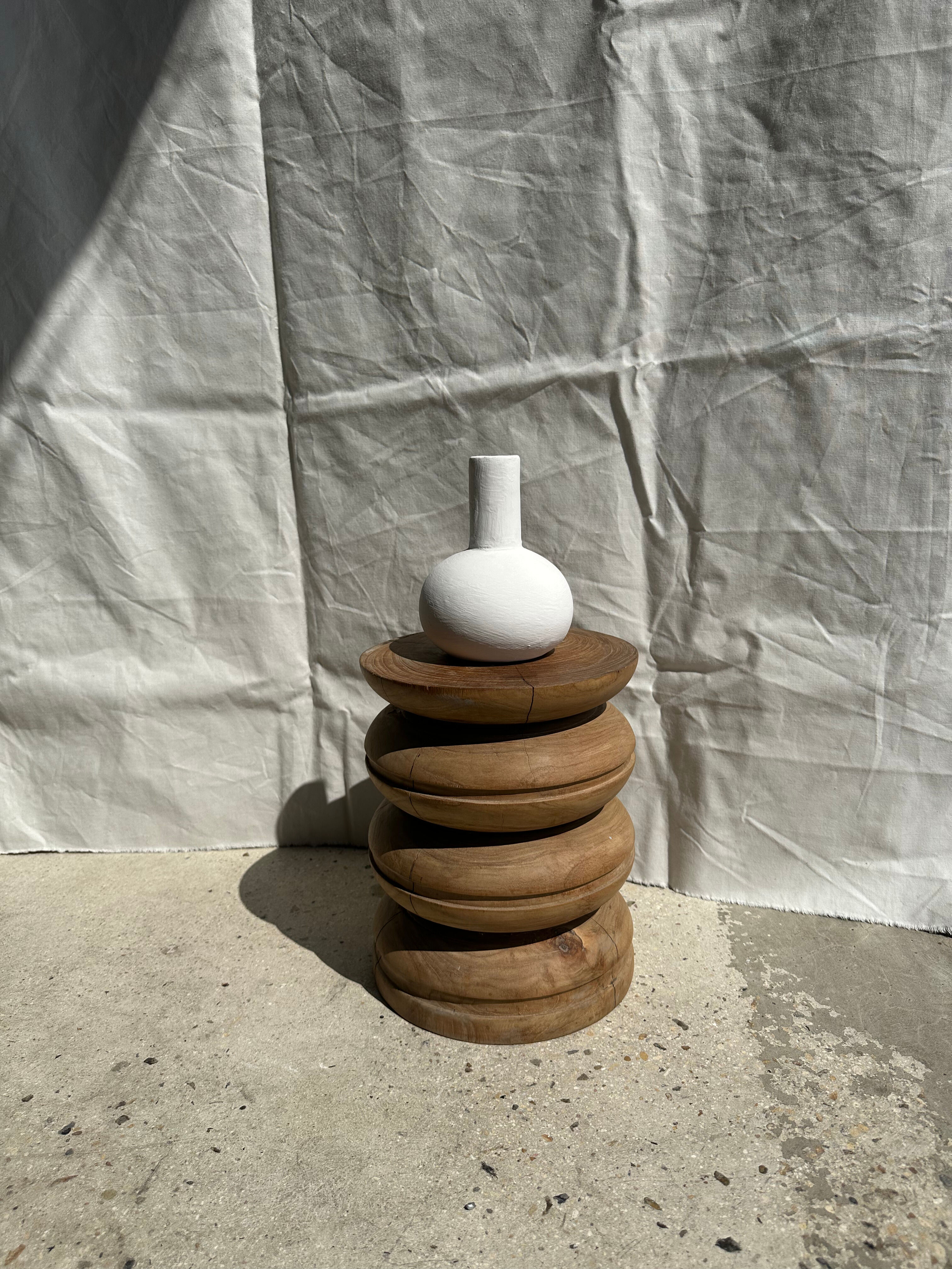 Handmade soliflore drop vase in terracotta painted white h:20 d:15
