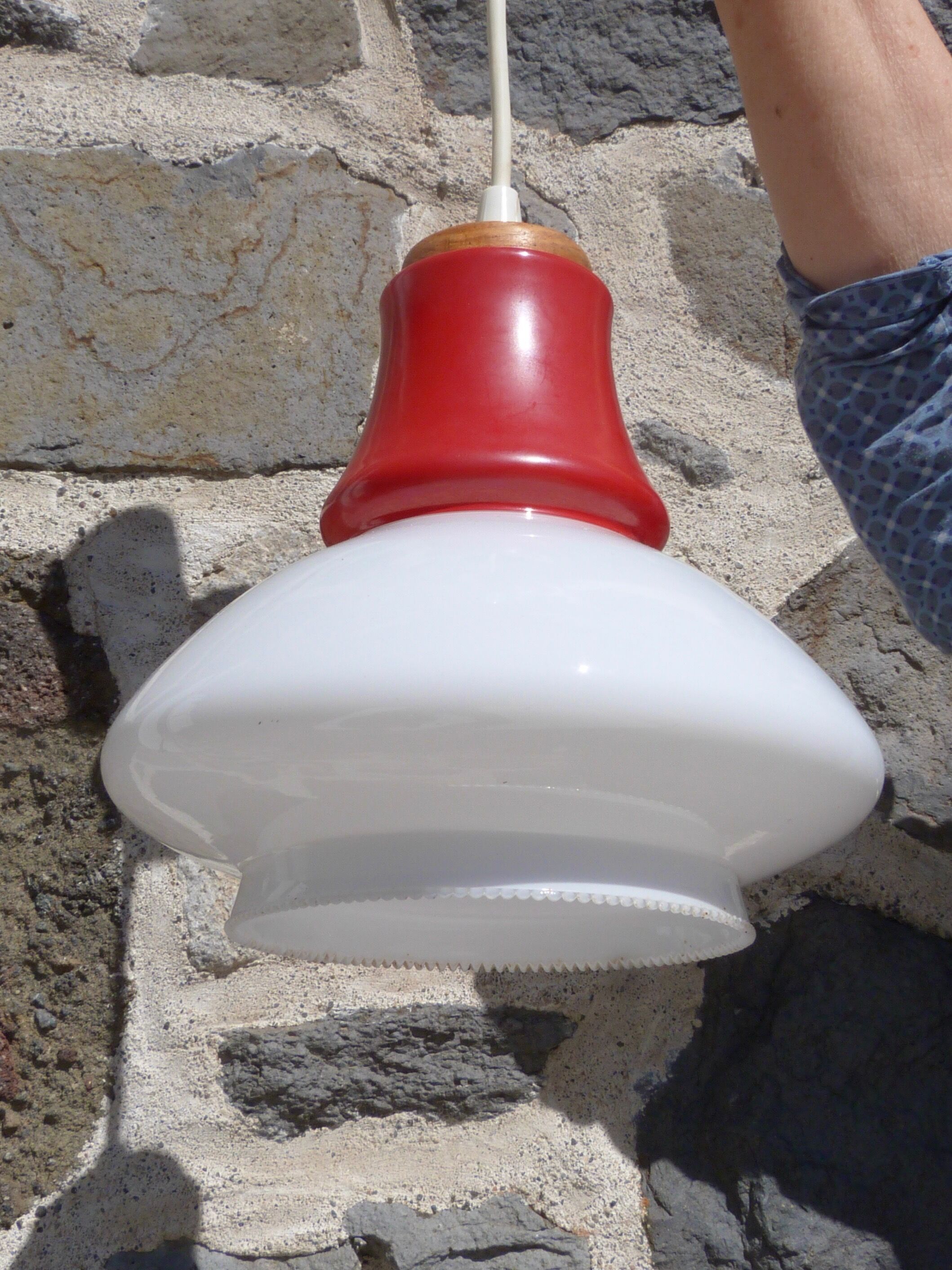 Suspension in opaline and wood