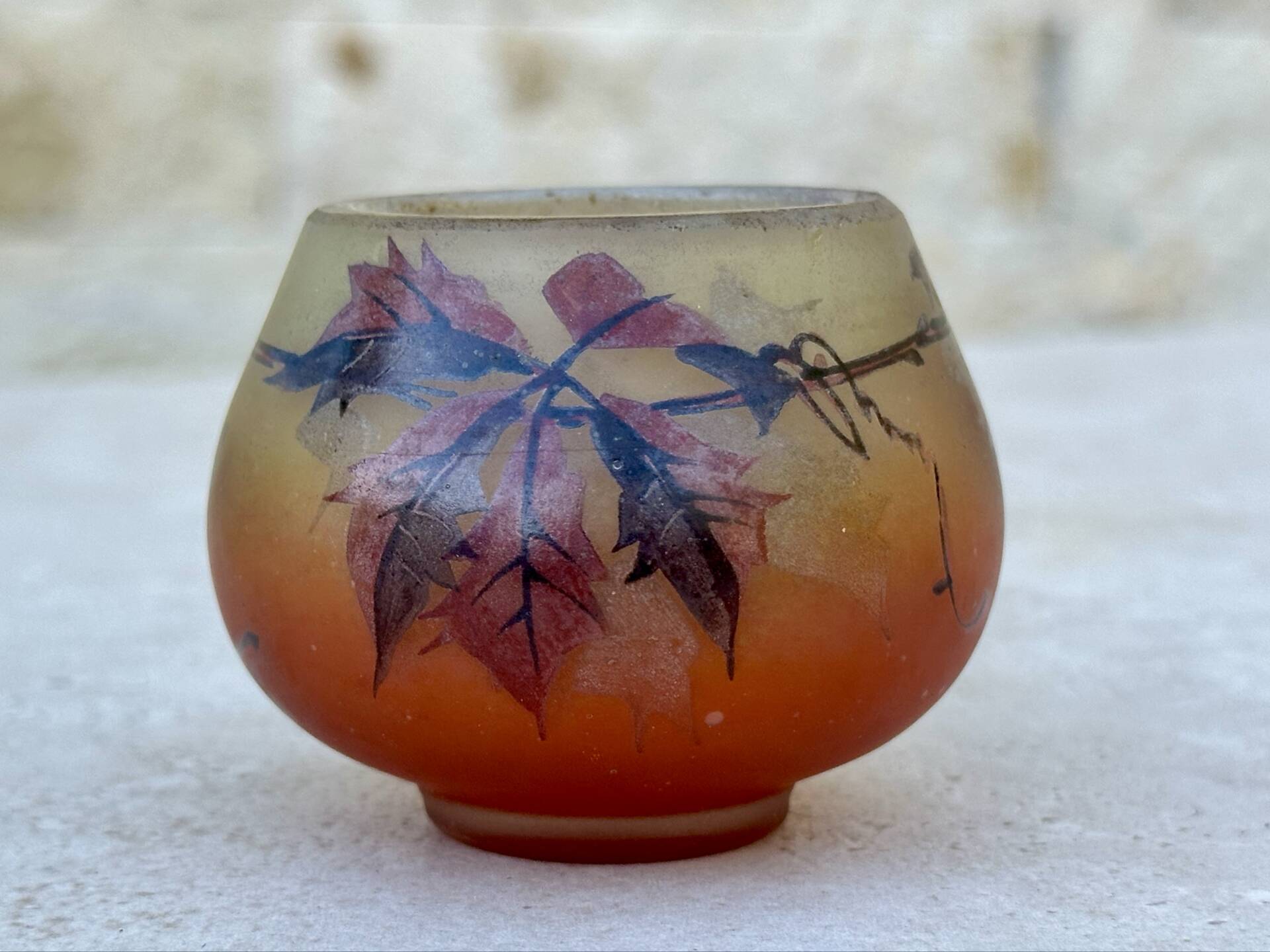 Vase miniature en verre dépoli par Jean -Simon Peynaud