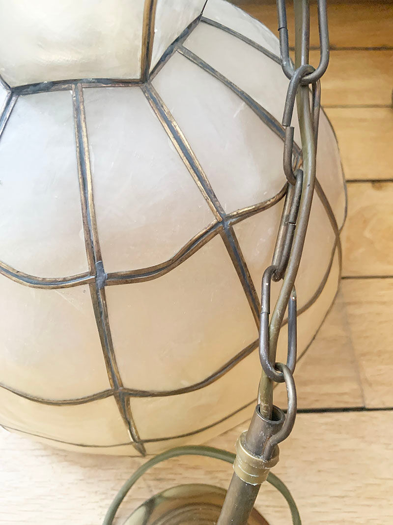 Mother-of-pearl and brass suspension