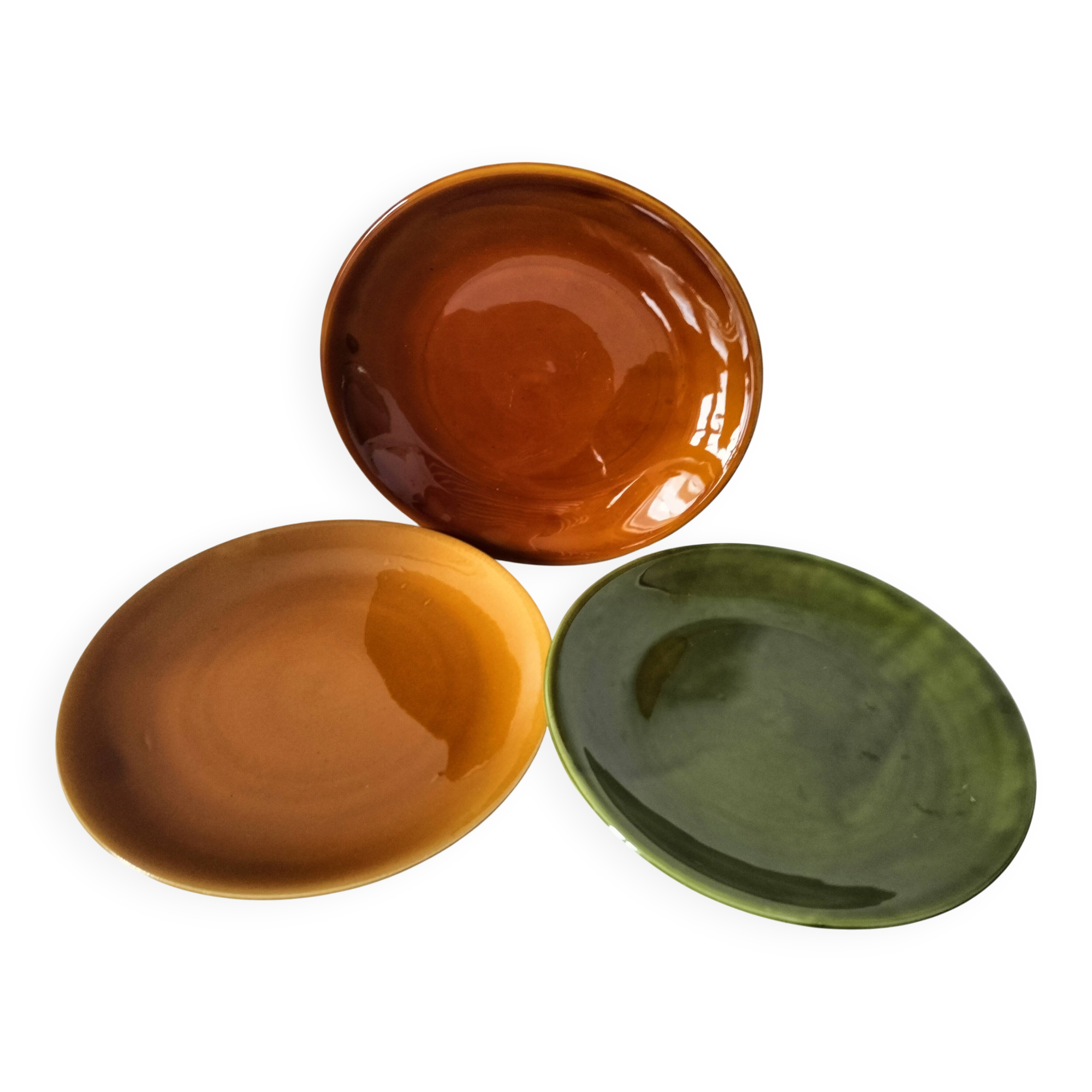 Set of green and amber enamelled plates