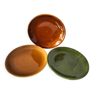 Set of green and amber enamelled plates