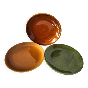 Set of green and amber enamelled plates