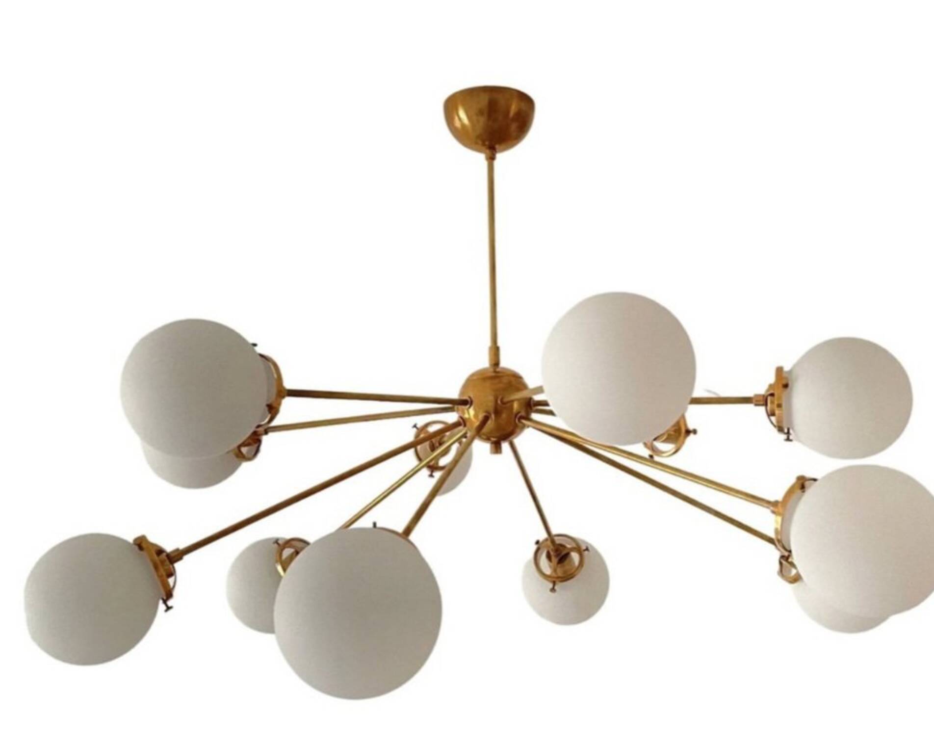 Lampadario Sputnik in ottone con 12 sfere opaline