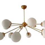 Lampadario Sputnik in ottone con 12 sfere opaline