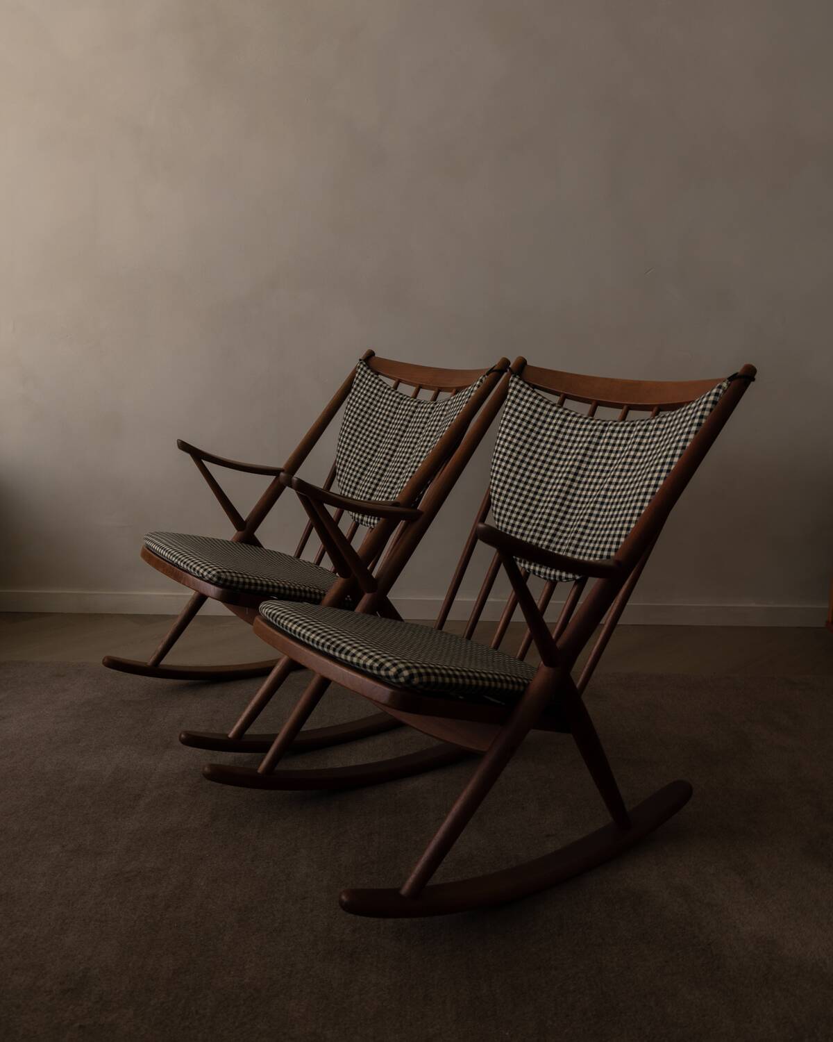 Ensemble de 2 chaises berçantes en teck danois modèle 182 Frank Reenskaug années 1950.