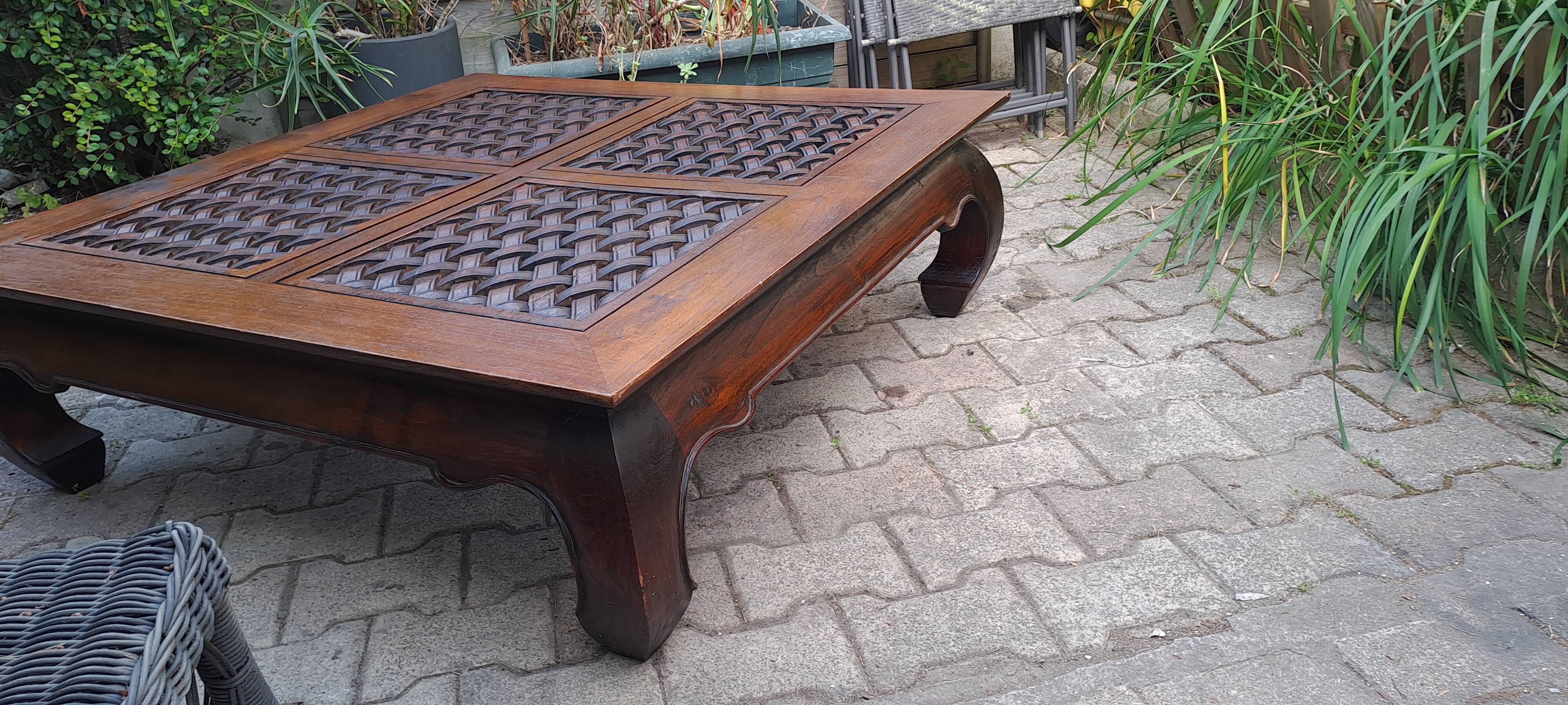 Table basse carrée en bois sculpté massif exotique Pier import, 1980