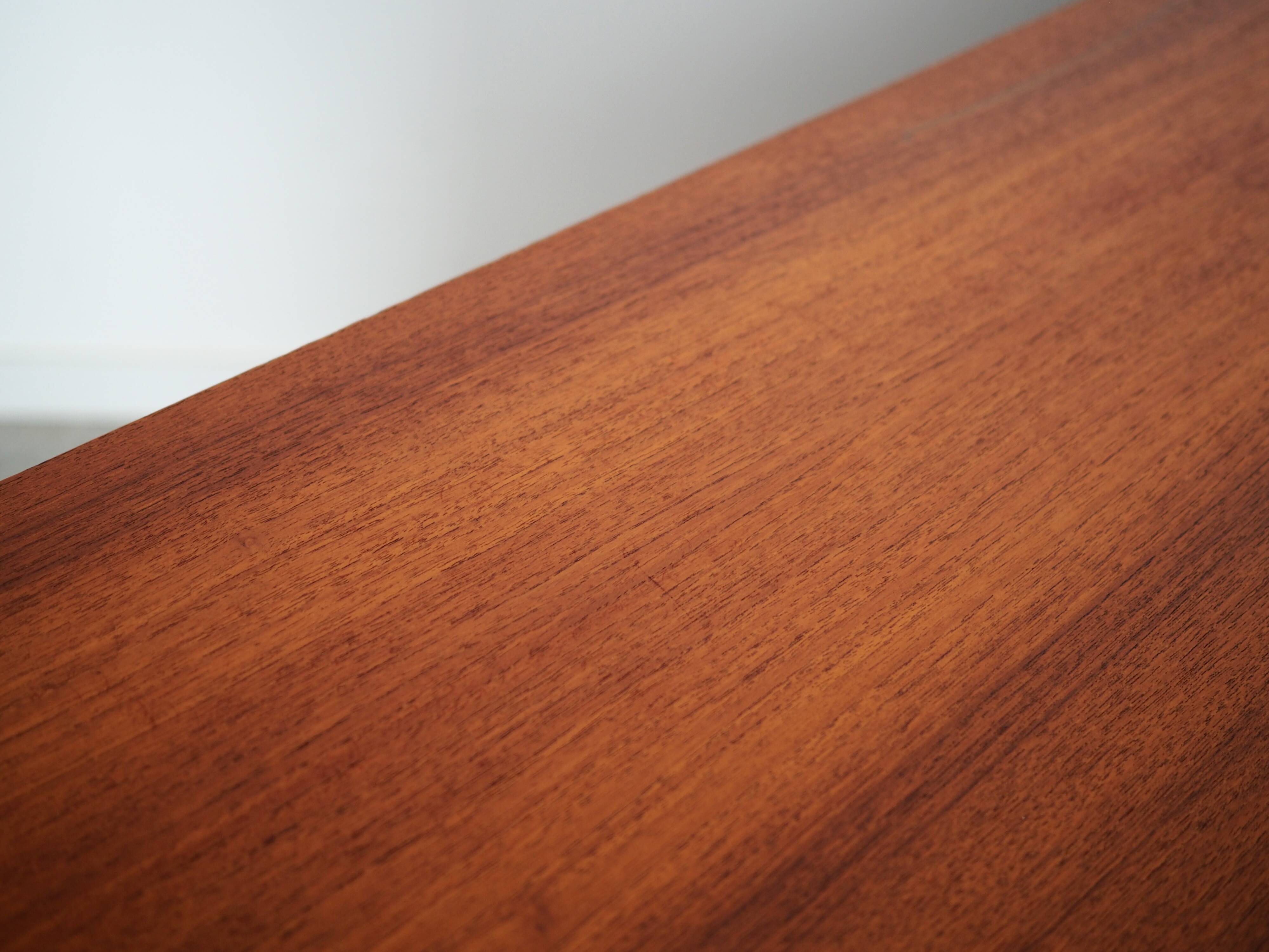 Buffet haut en teck, design danois, années 1960, production : Danemark