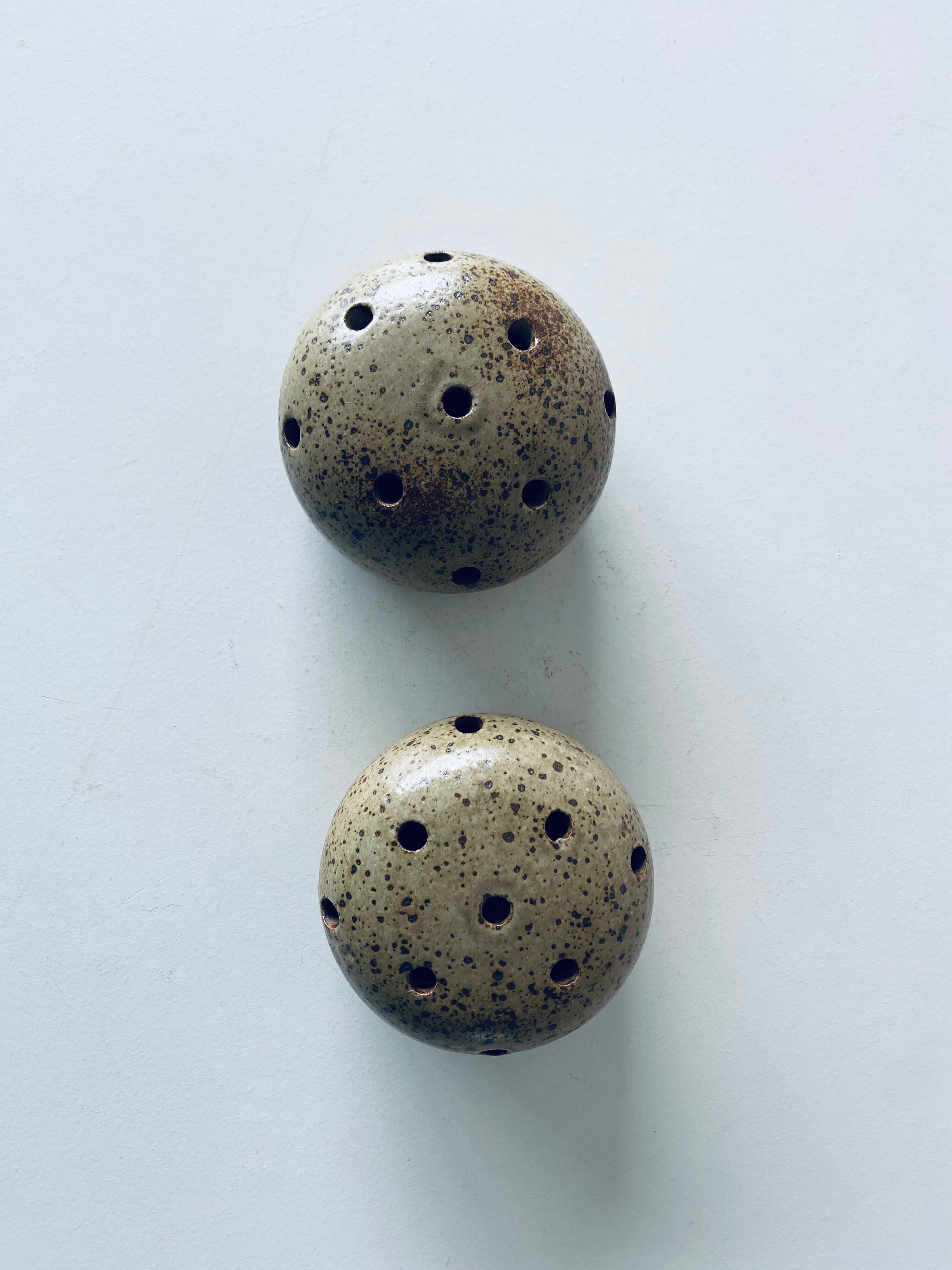 Vase pique flowers in sandstone
