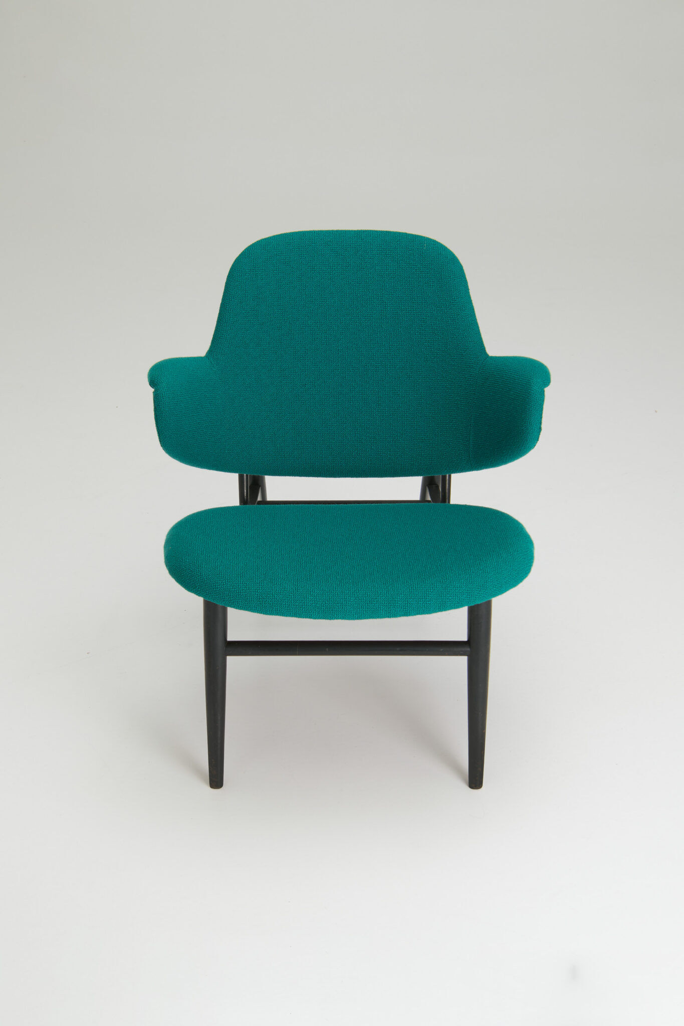 Shell lounge chair