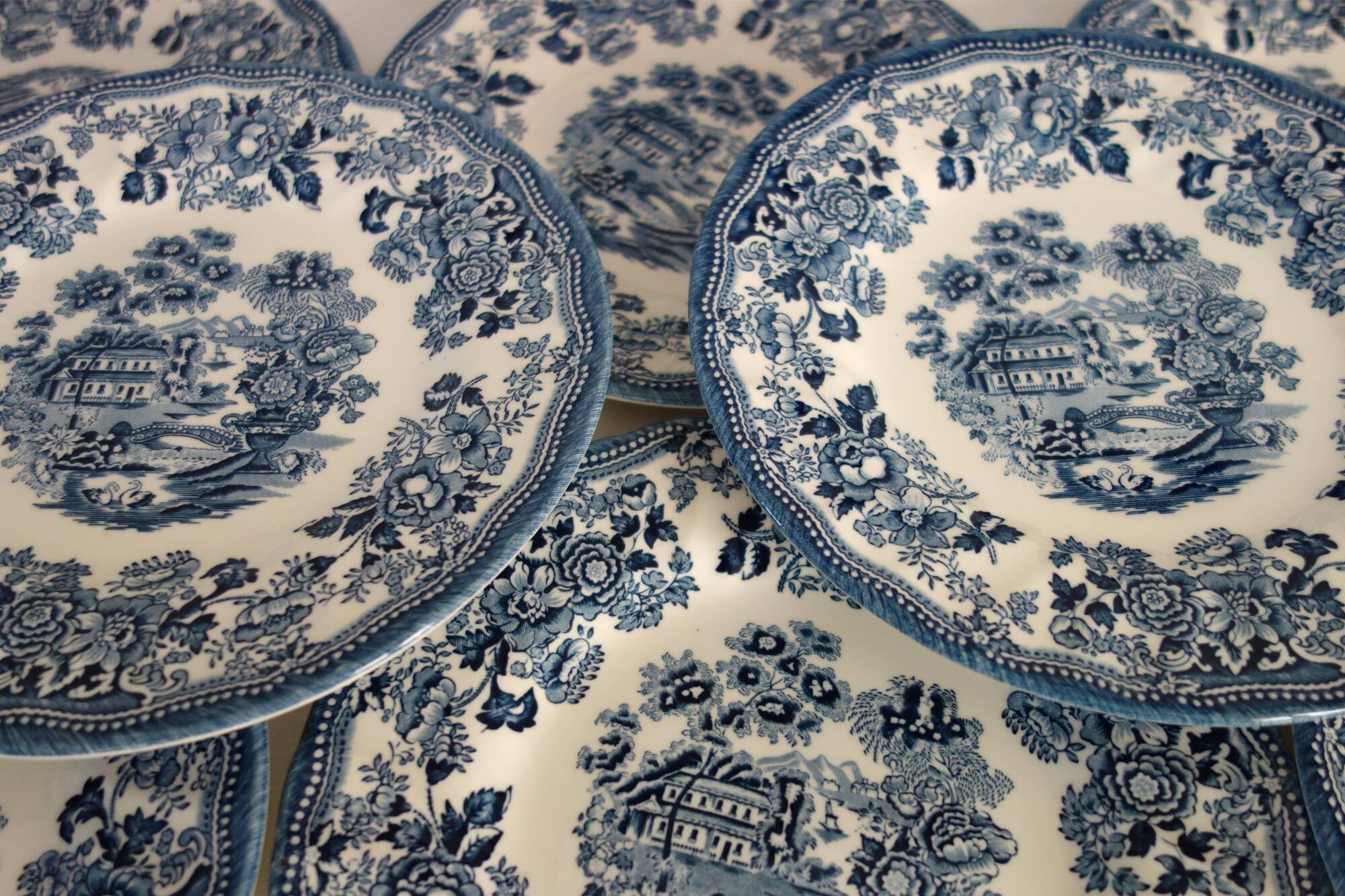 10 assiettes à dessert et plat Churchill The Georgian Collection  England