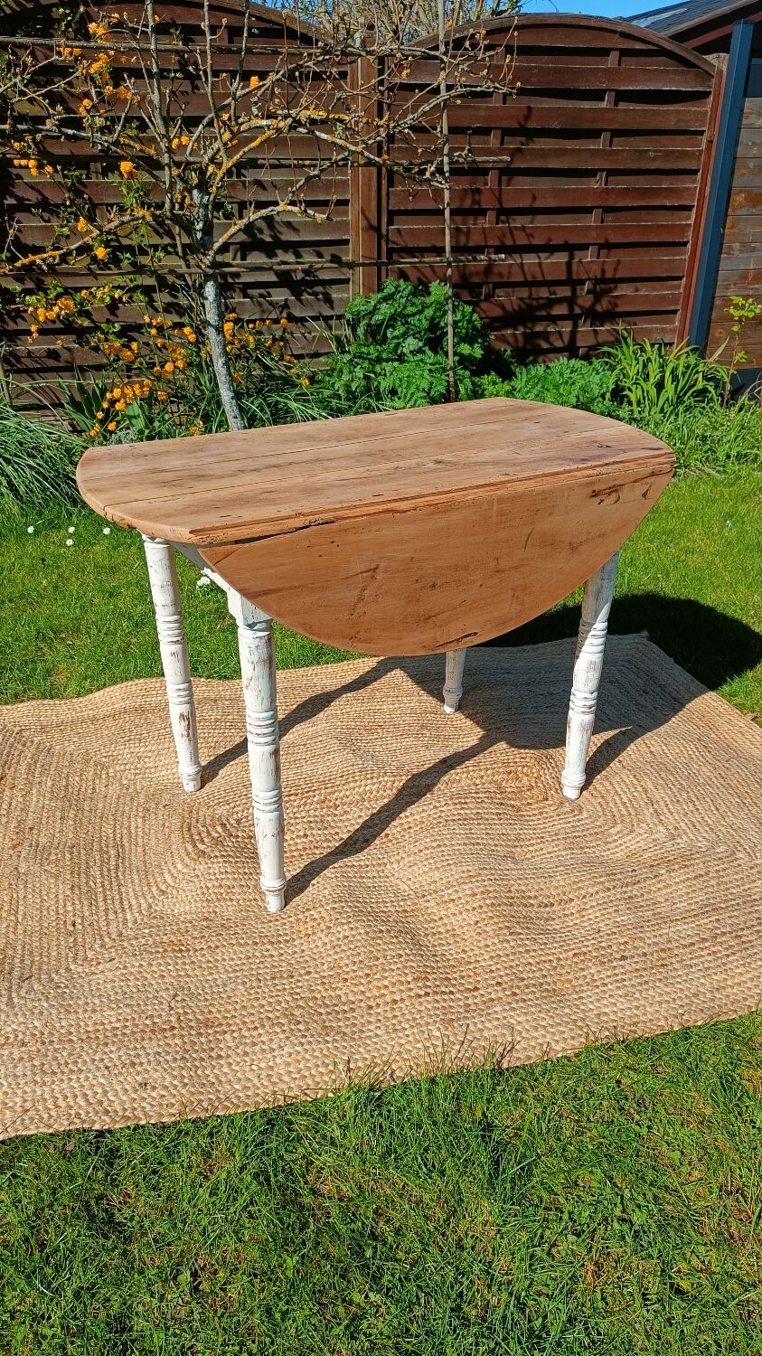 Antique patinated round table – wooden top