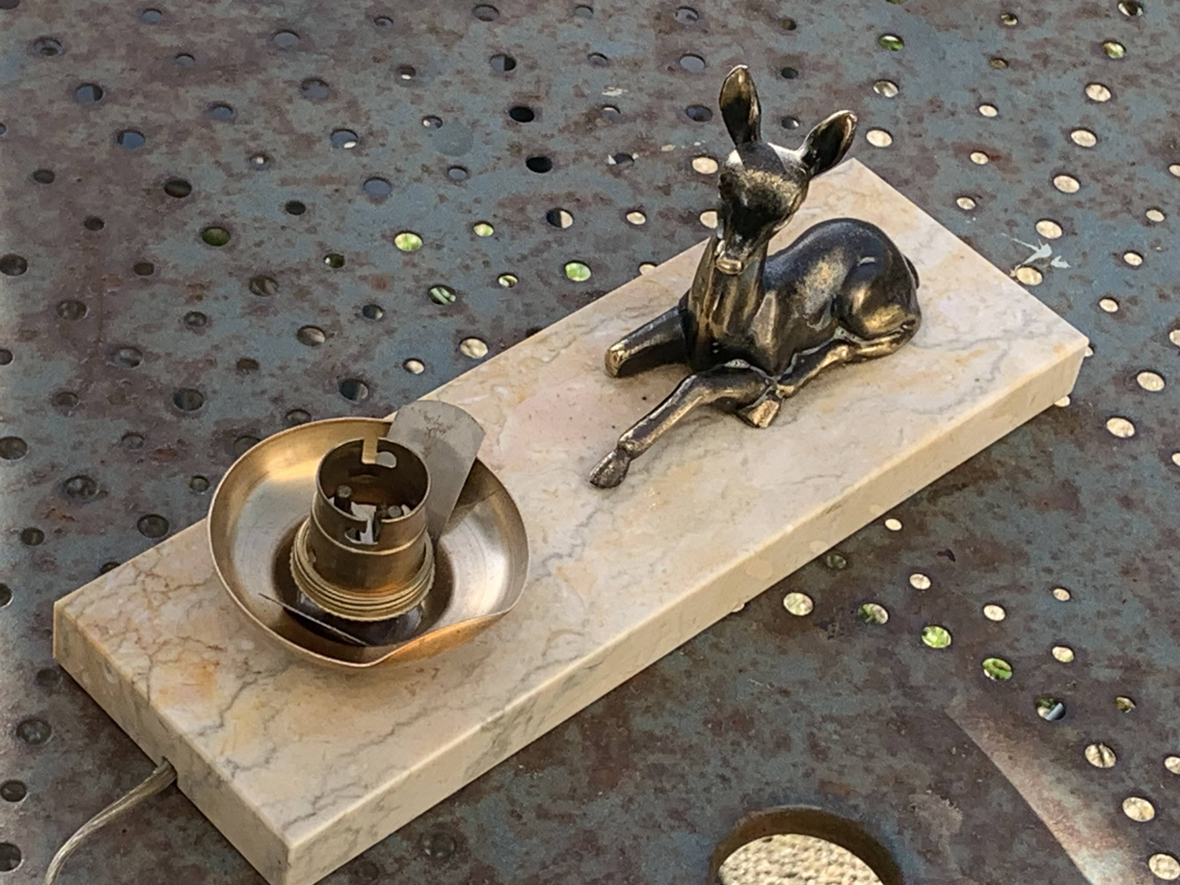 Table lamp, Biche, fawn in gilded brass on a beige marble base, art deco Velvet underside