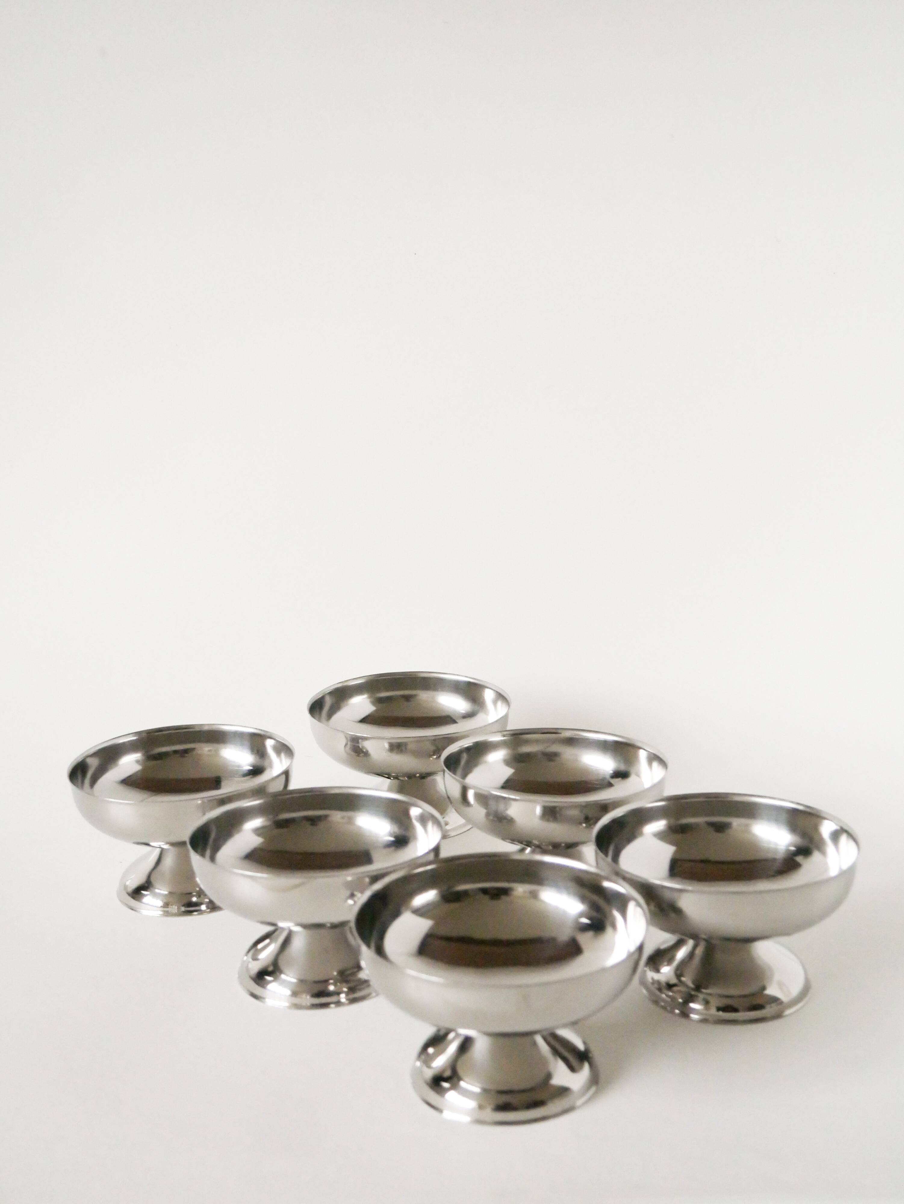 Set of 6 stainless steel bowls with low, wide feet, Design, 1970 - 10.5 X 6 cm