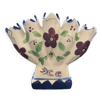 Fan vase with floral decoration