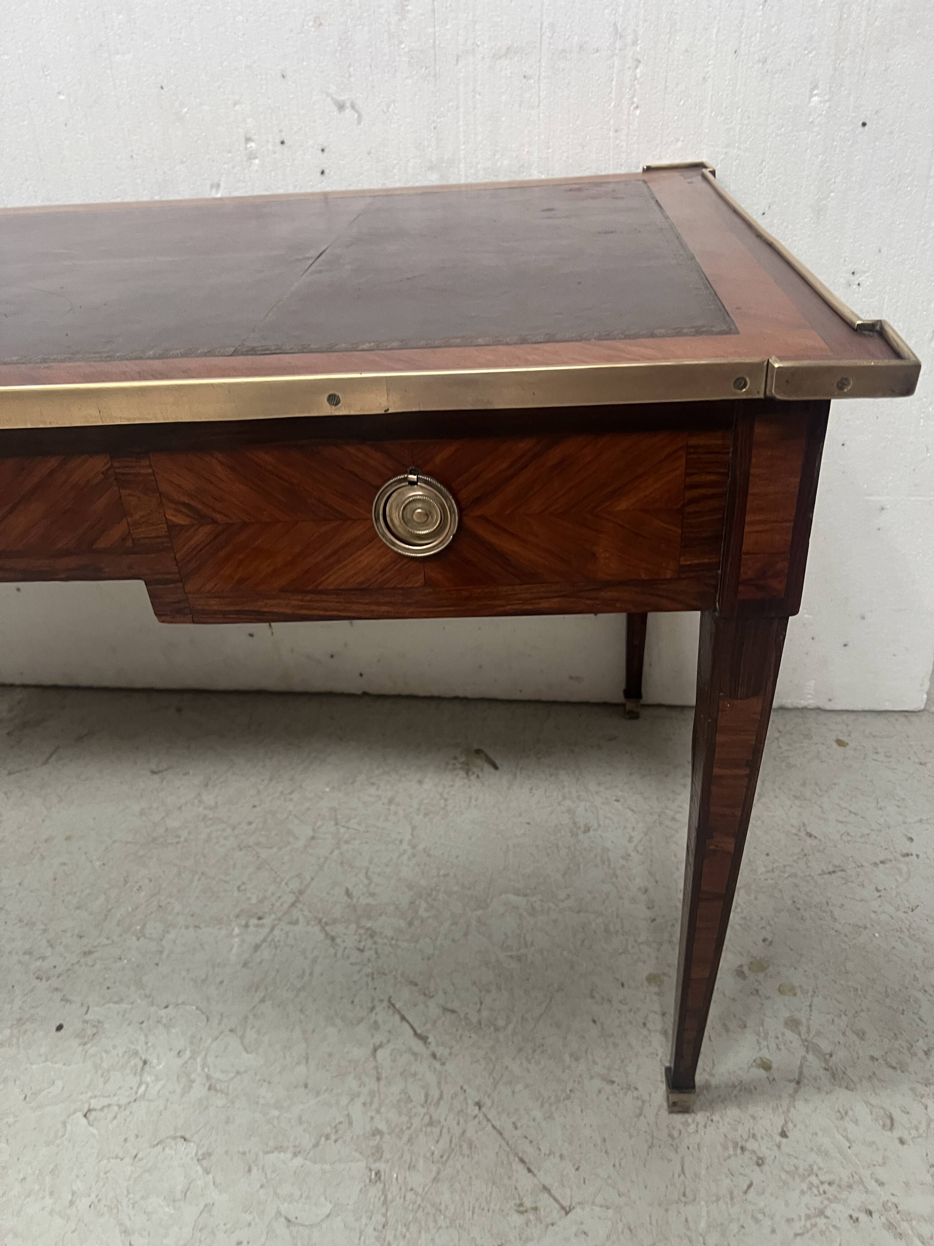 Louis XVI flat desk in mahogany veneer and rosewood, 18th century.