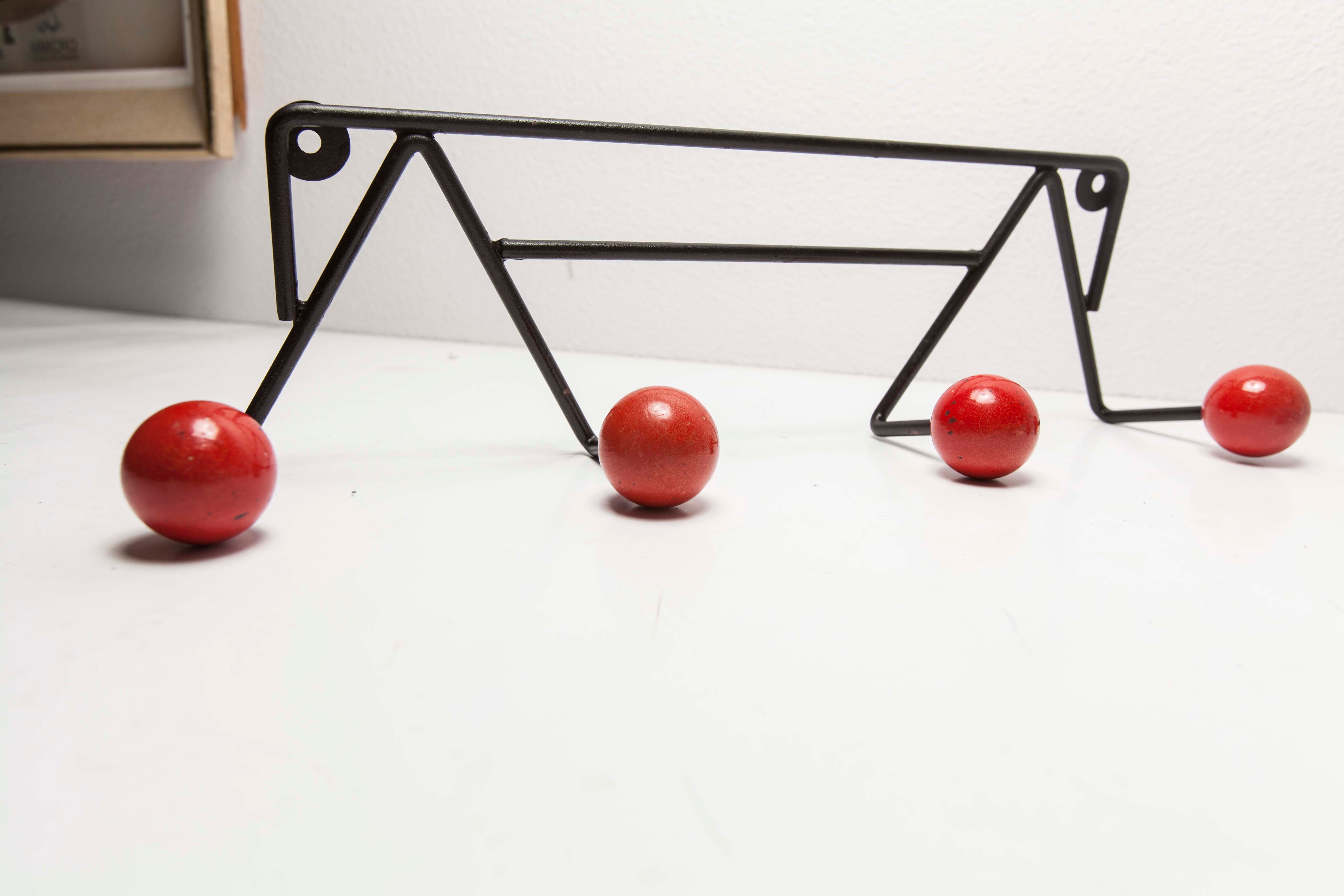 Coatrack 60s black and red 4 balls