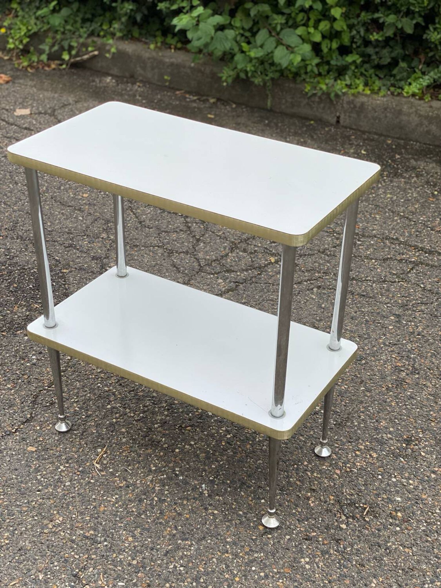 Desserte blanche et dorée en acier et bois