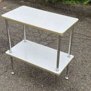 Desserte blanche et dorée en acier et bois