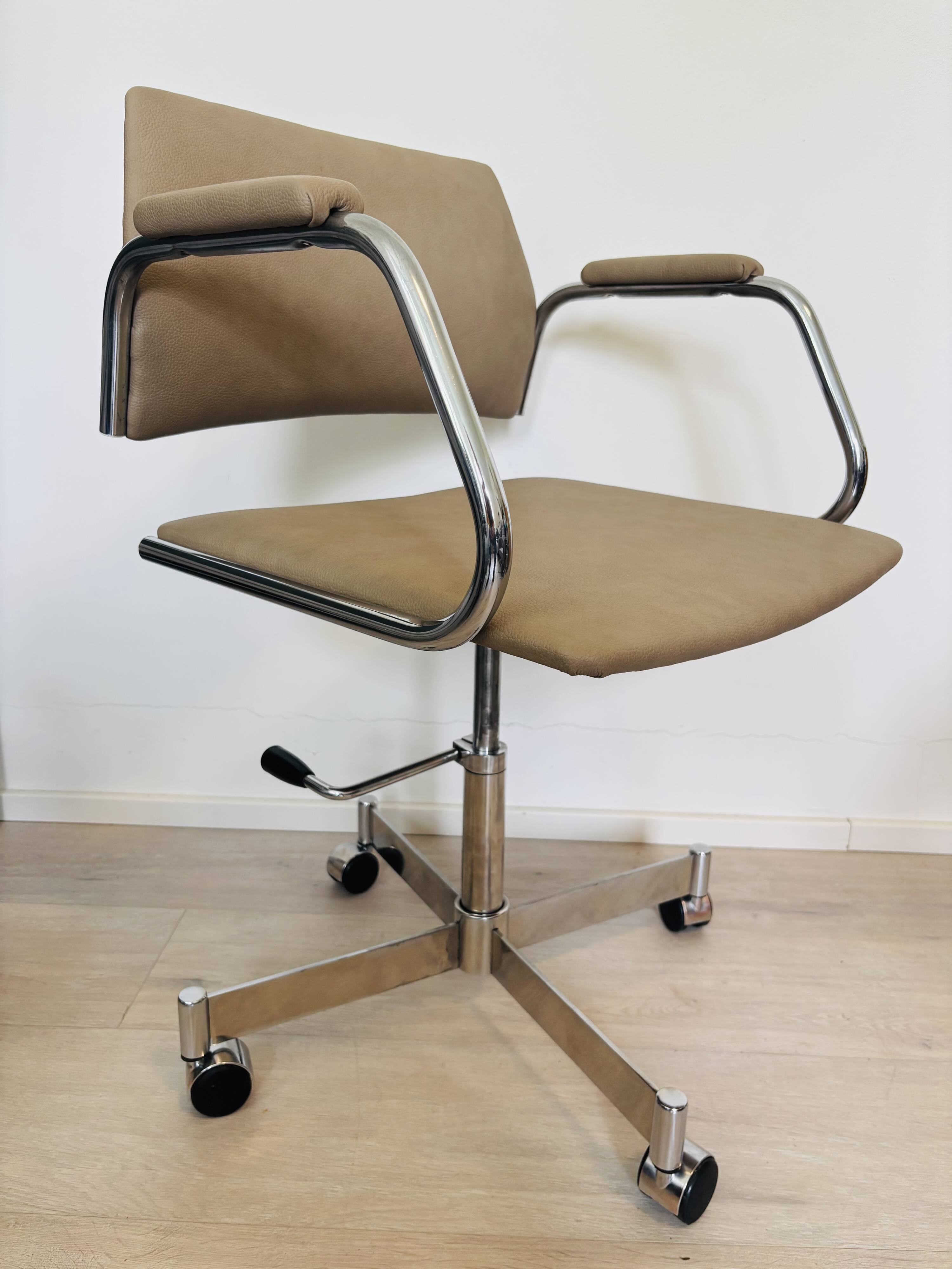 Chaise de bureau vintage beige clair par Kovona, Tchécoslovaquie, années 1970