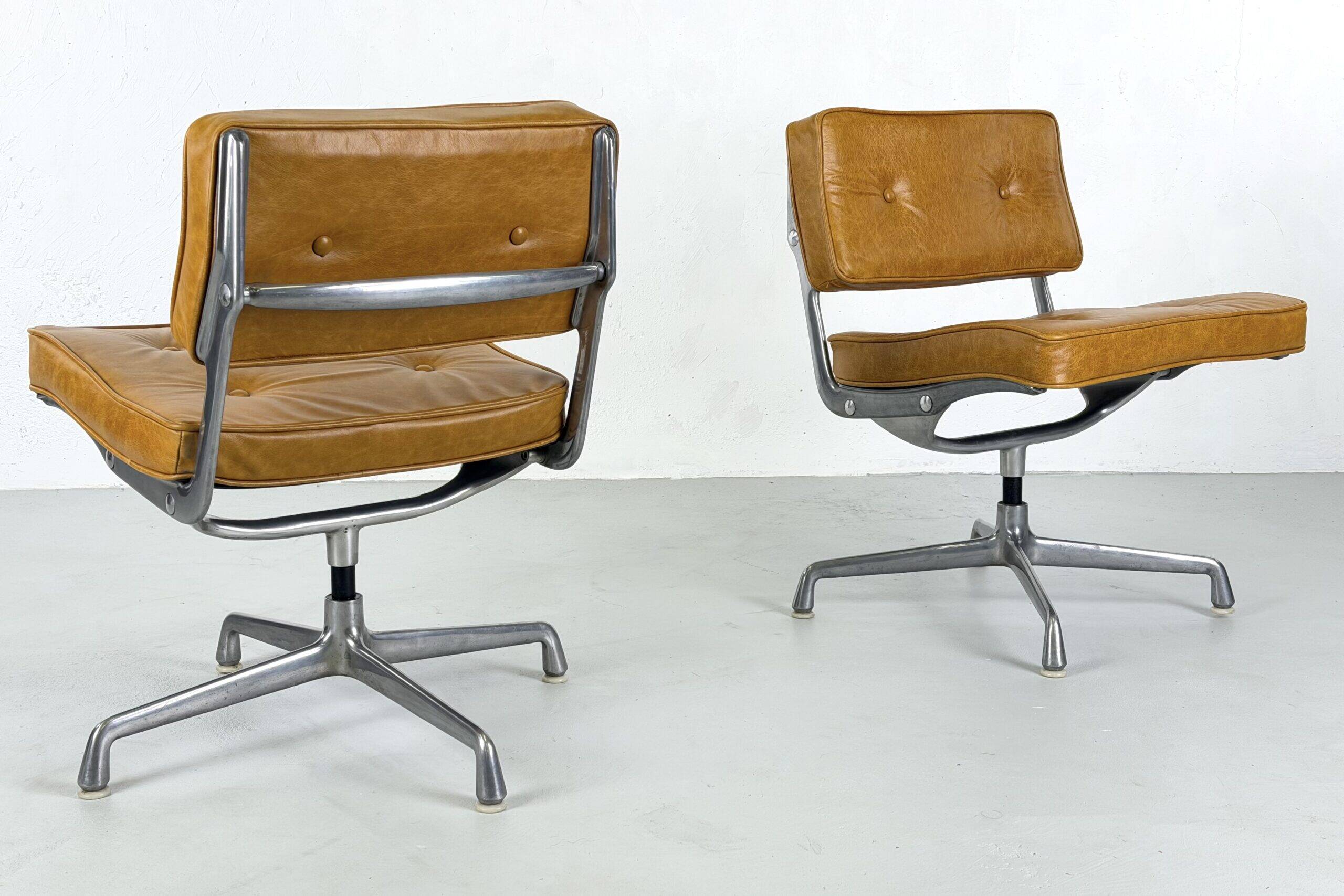 Magnificent pair of "Intermediate" office chairs by Charles & Ray Eames for Herman Miller – 1960s
