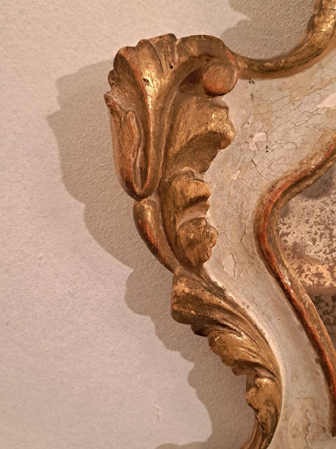 18th century Italian mirror in gilded and painted wood