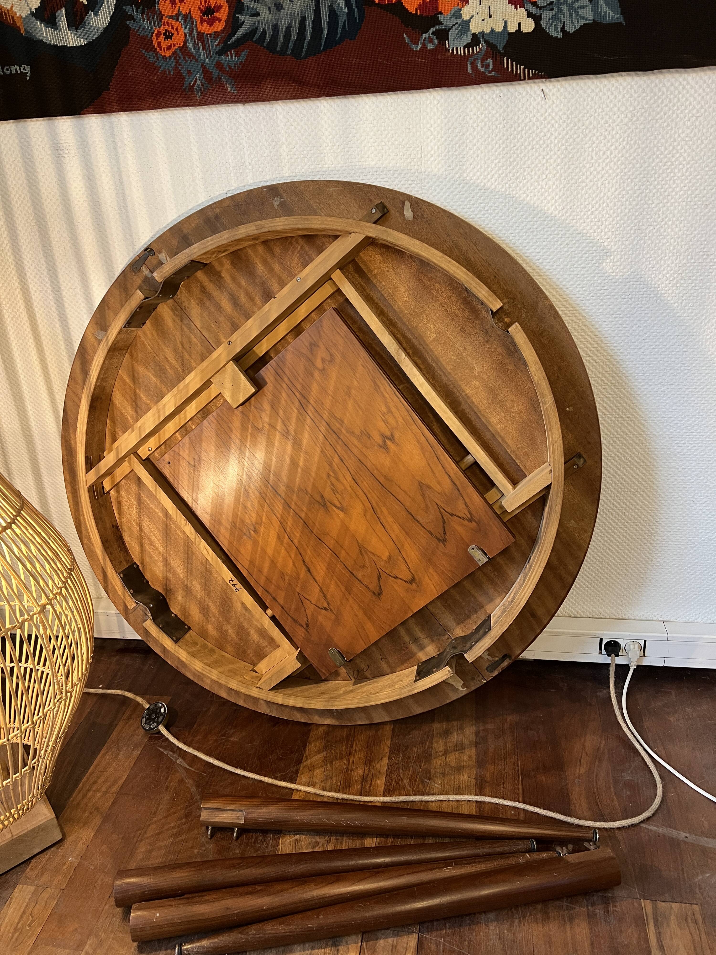 Round extendable table