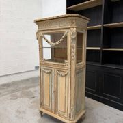 Louis XVI display cabinet from the early 20th century.
