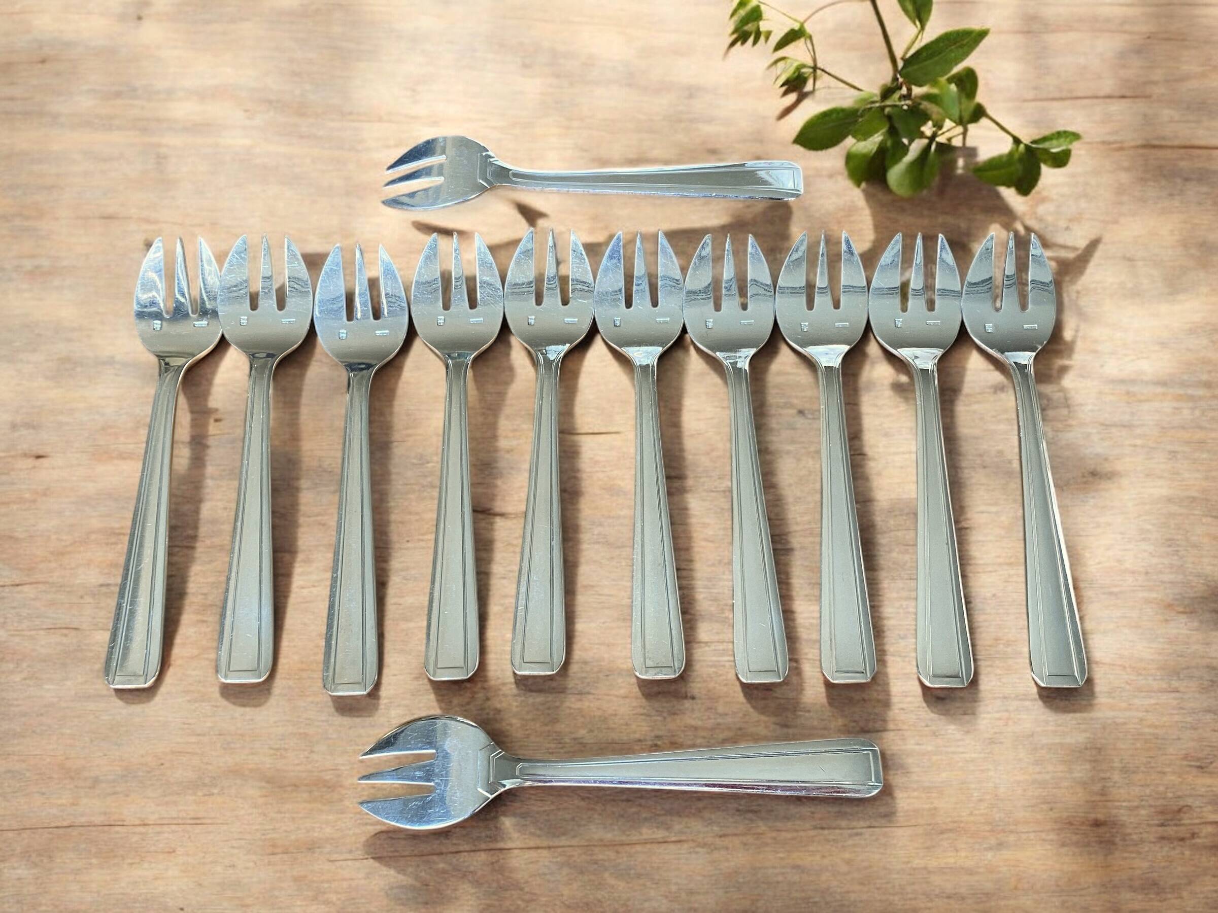 12 Art Deco oyster forks in silver plated metal by Apollo goldsmiths