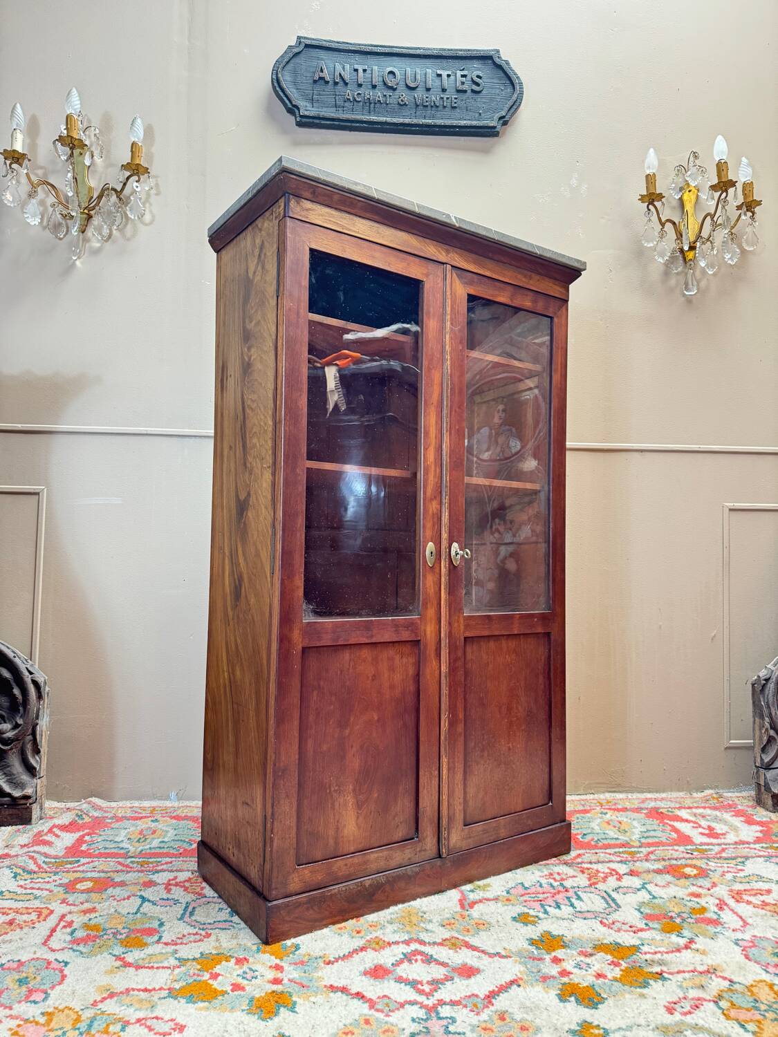Display cabinet forming a mahogany card index from the restoration period