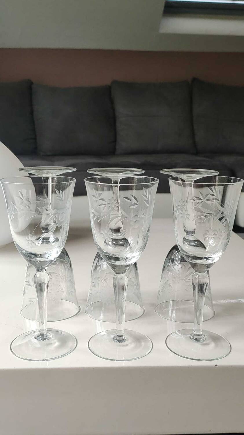 Set of 6 Large stemmed wine glasses
