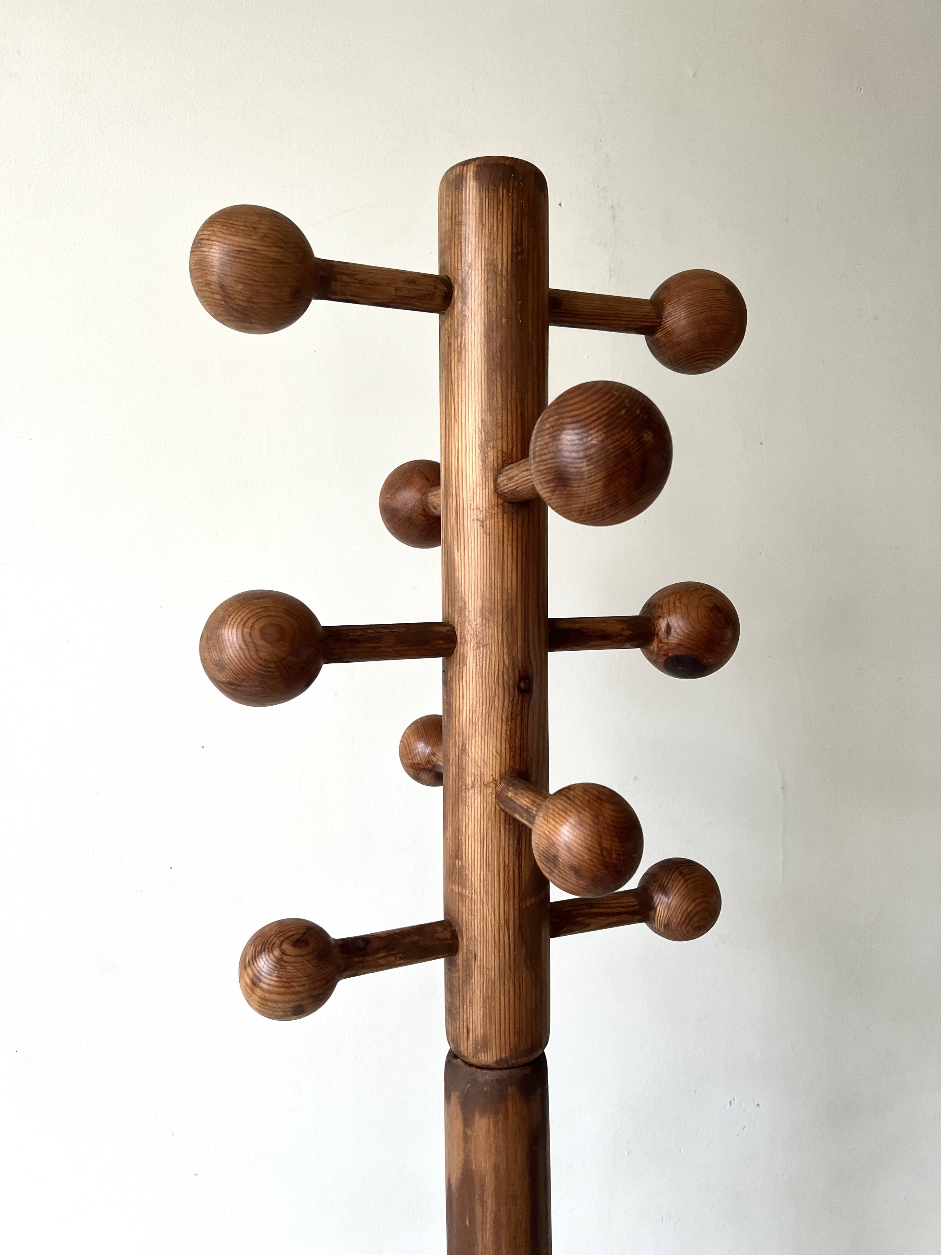 Modernist coat rack on a stand and rotating in solid pine, The Arcs 1970.
