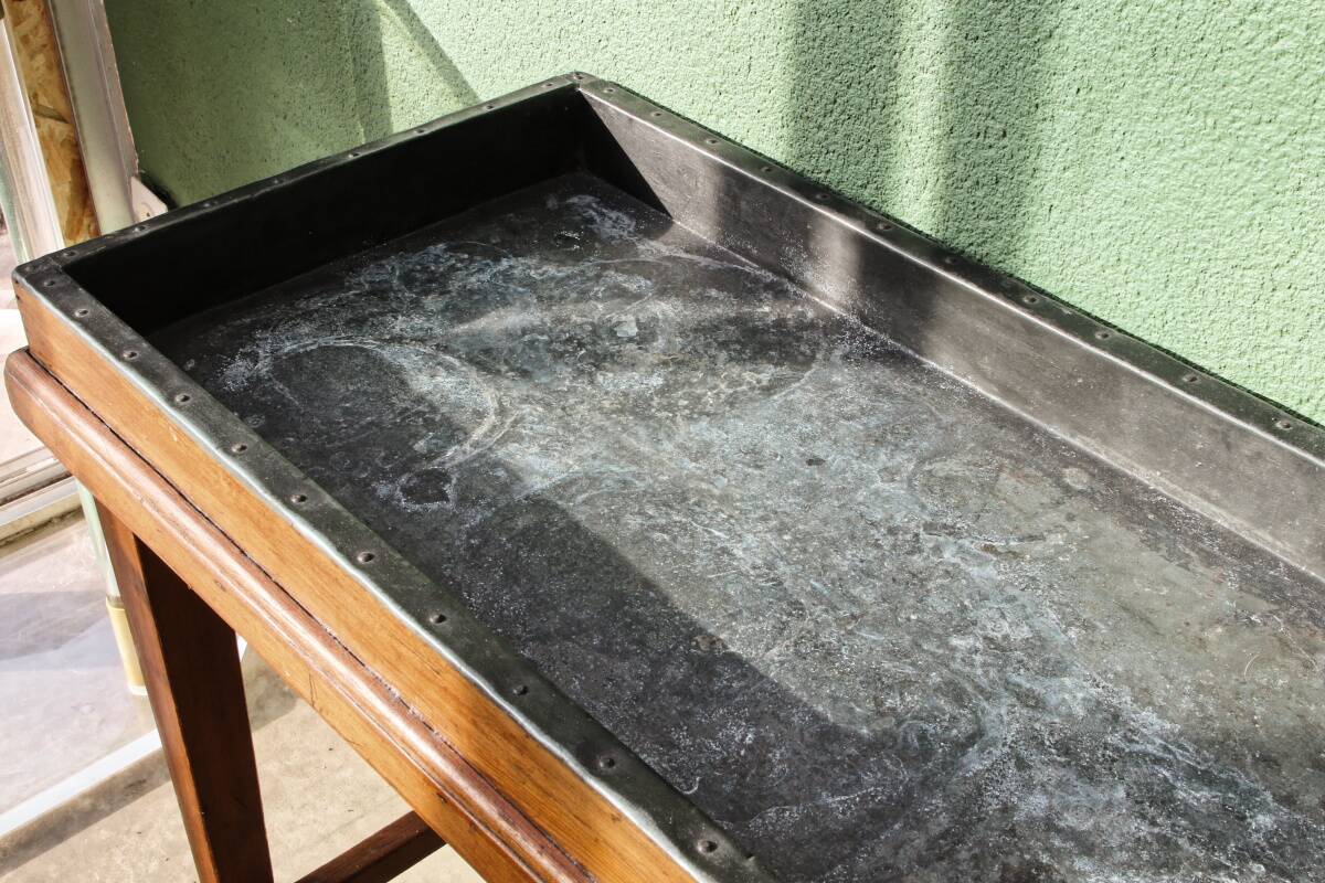 Table de métier, début 20ème, en bois et zinc riveté