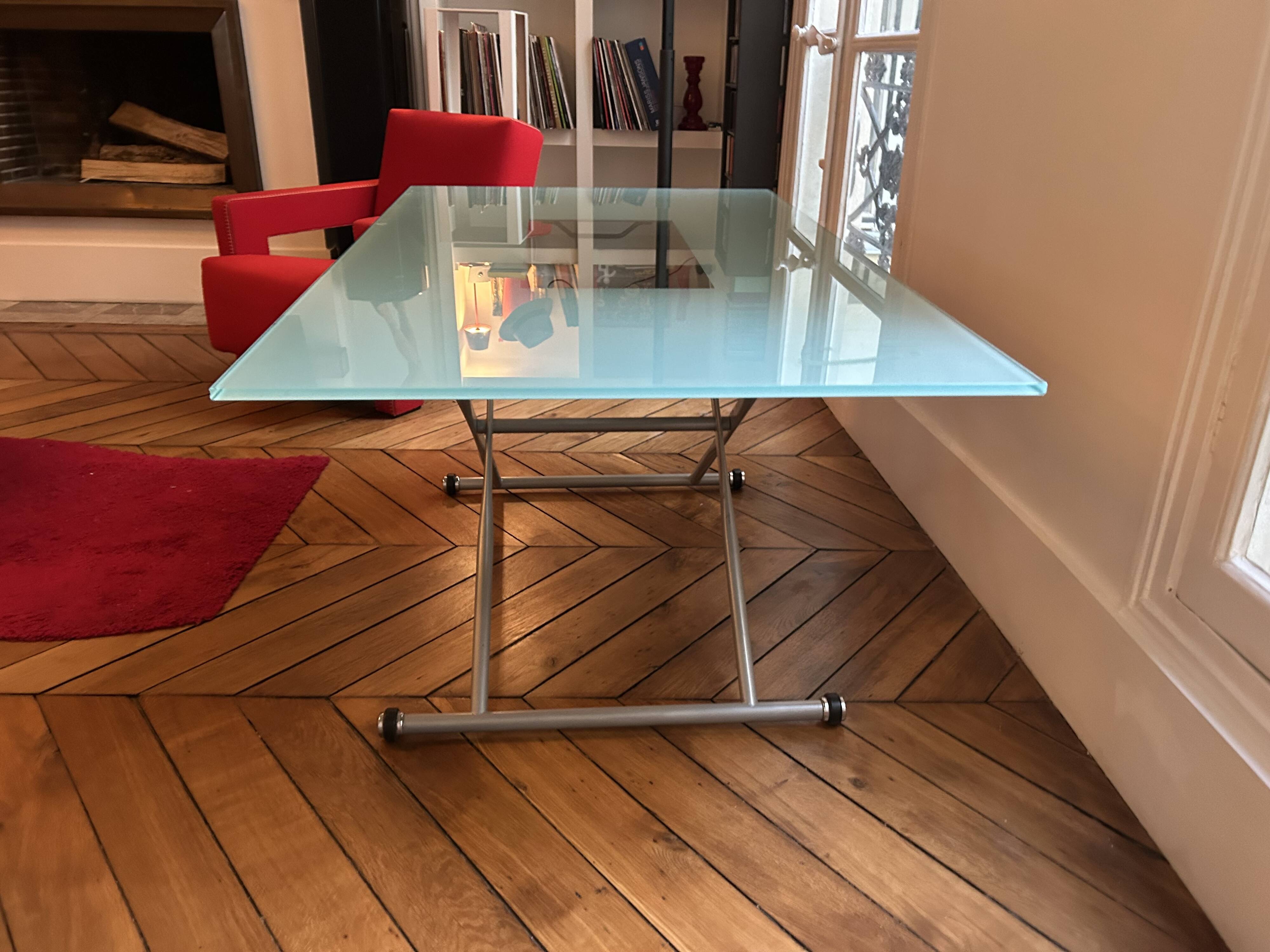 Table that can be transformed into a coffee table with 2 height settings