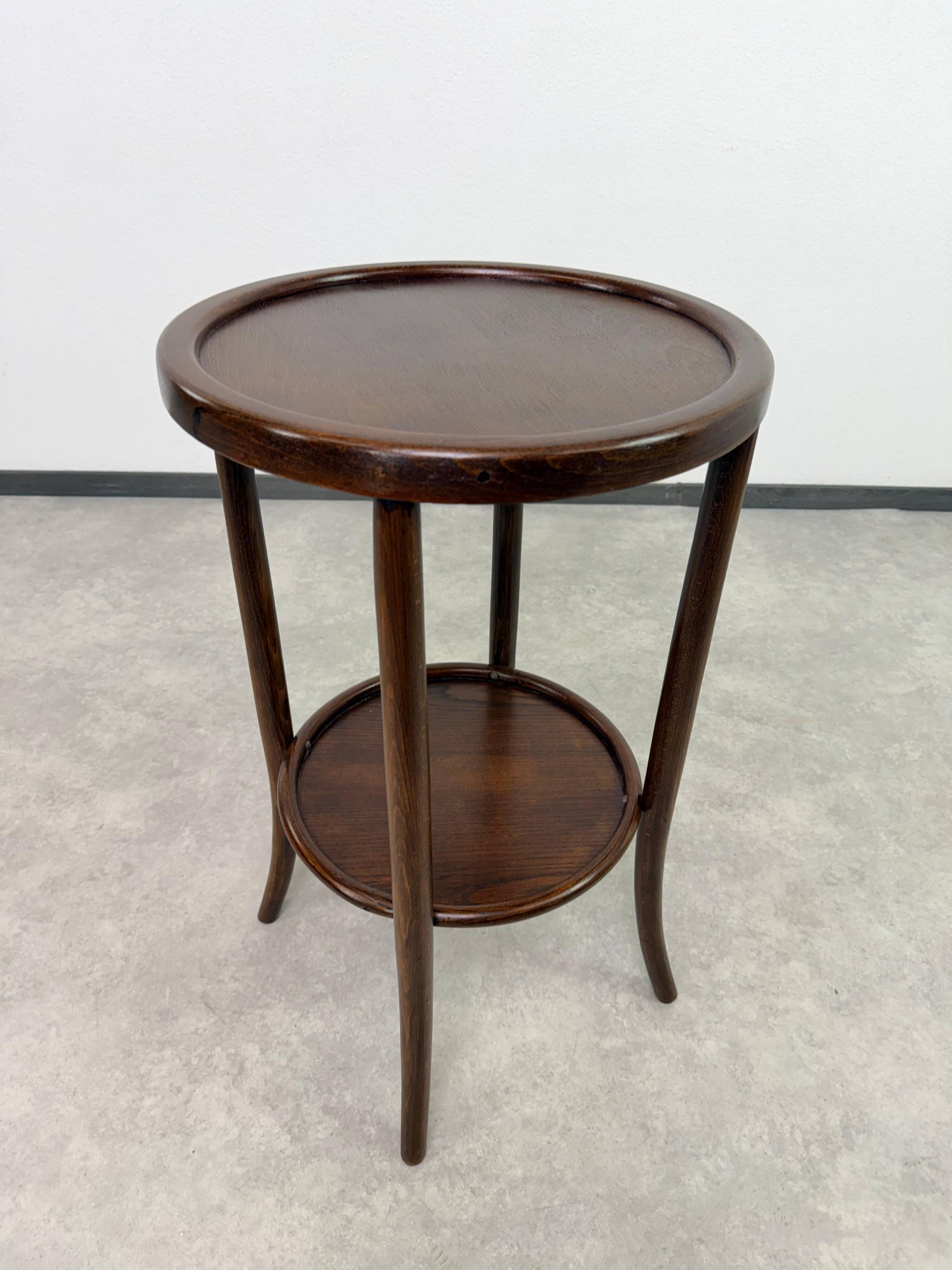 Table d'appoint ancienne de Thonet-Mundus