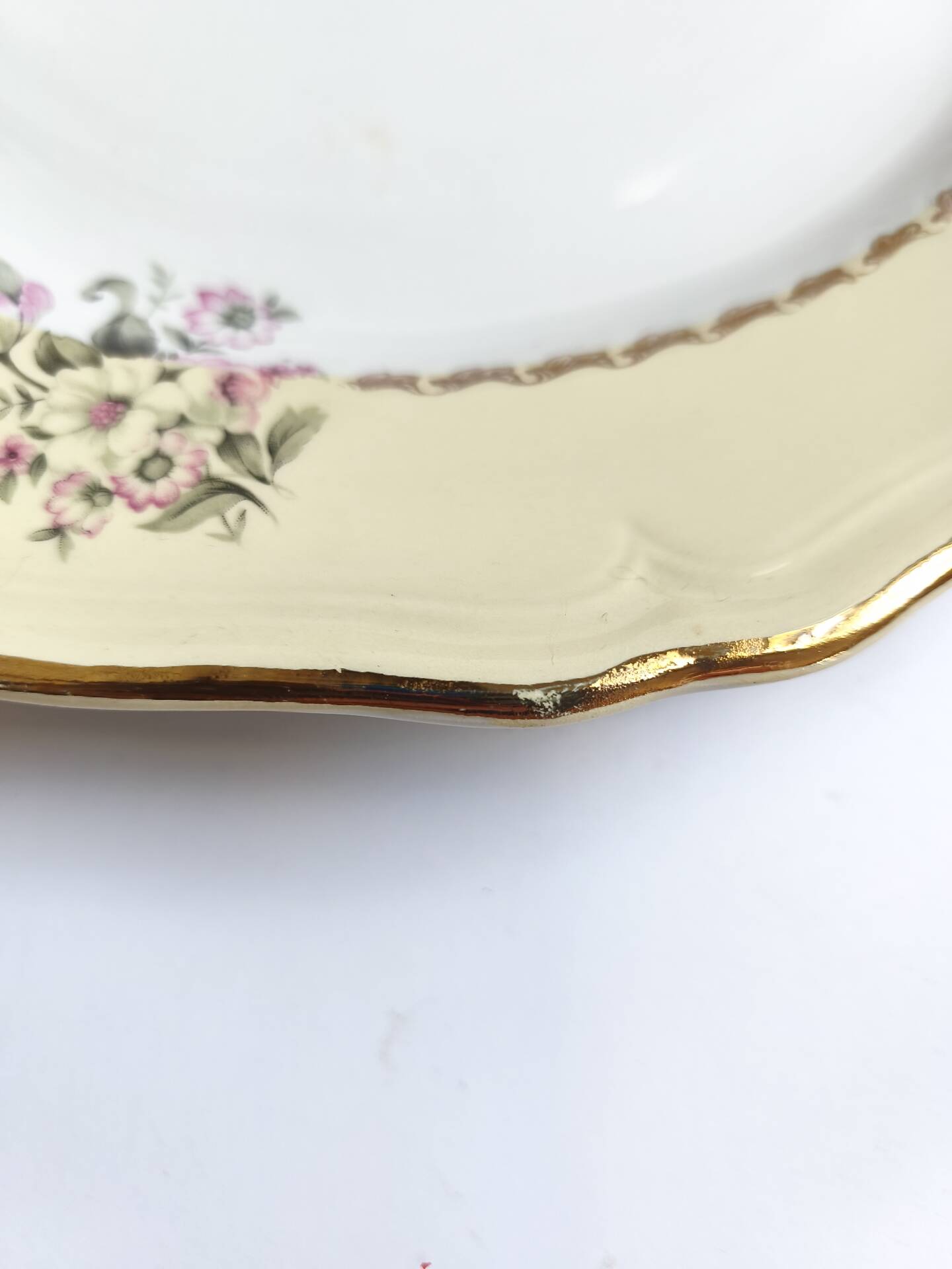 Round vintage plate L'Amandinoise model Paola cream and white flowers