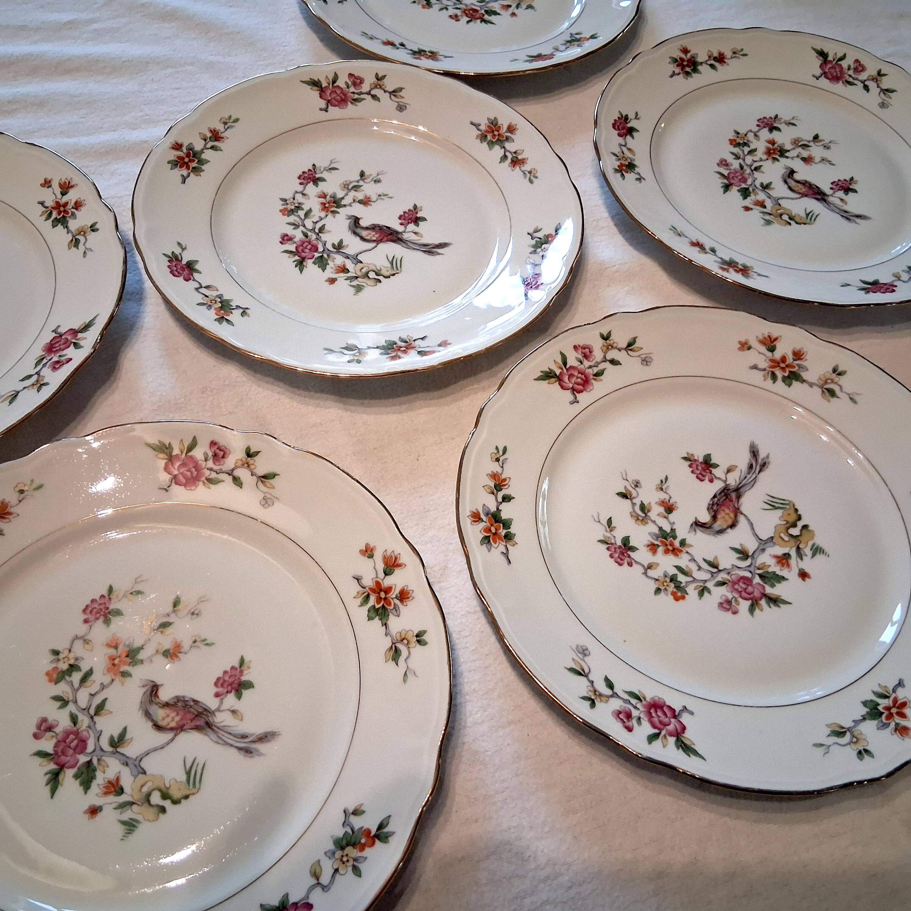 6 flat plates made of genuine porcelain in very good condition.