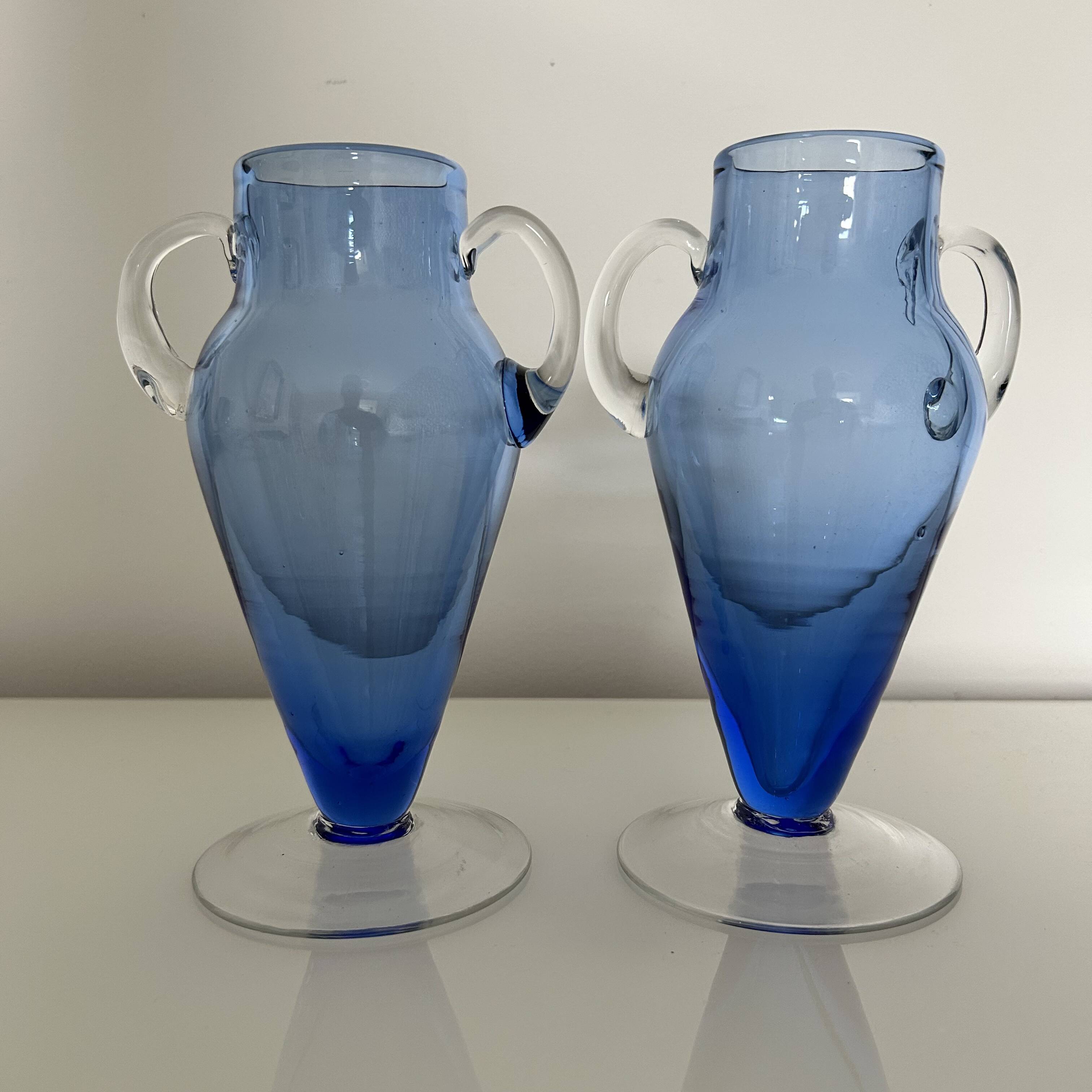 Paire de vases en verre bleu glacier