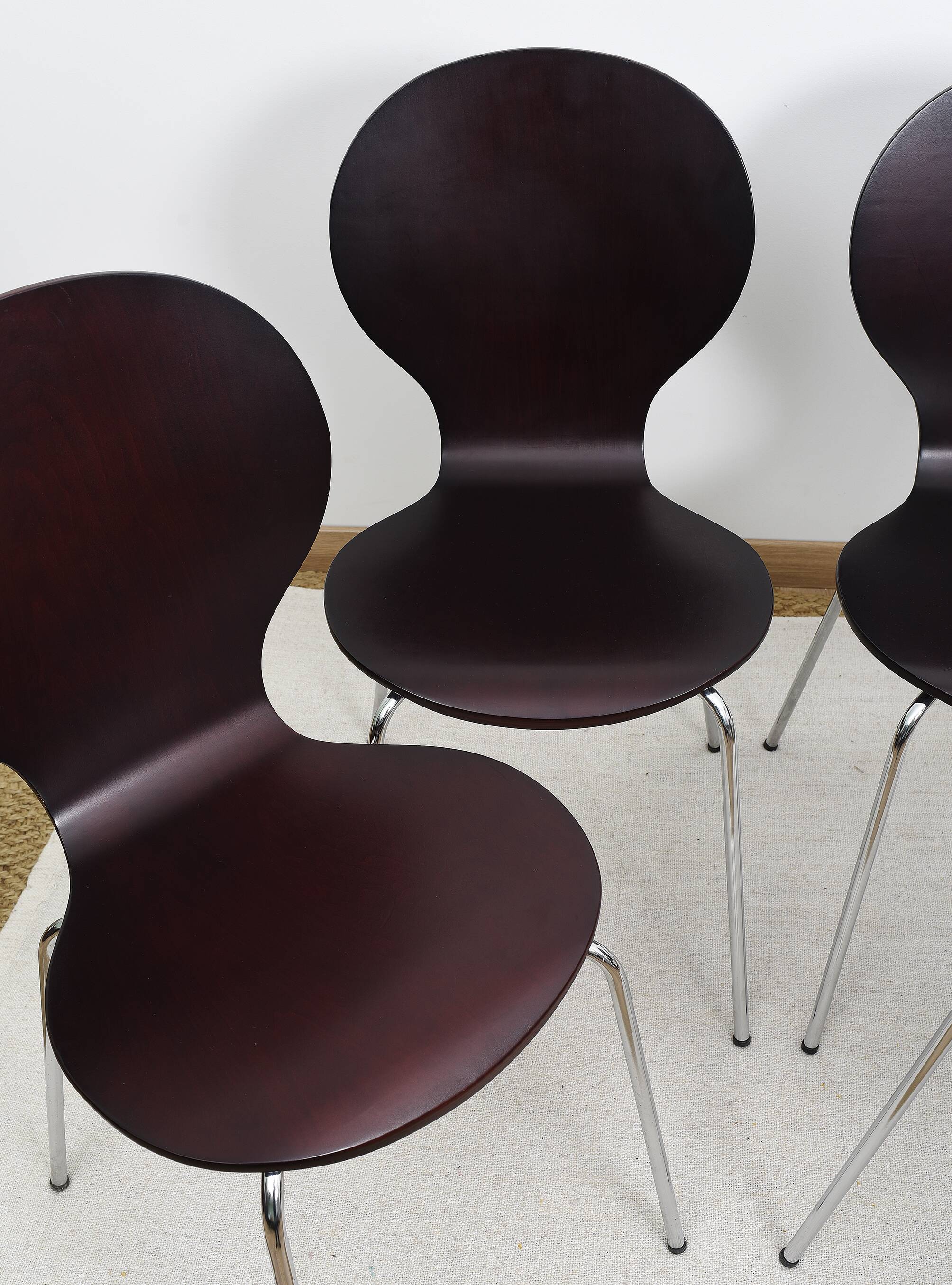 Set of 4 "ant" chairs, vintage, Diego model. Stackable, dark burgundy color.