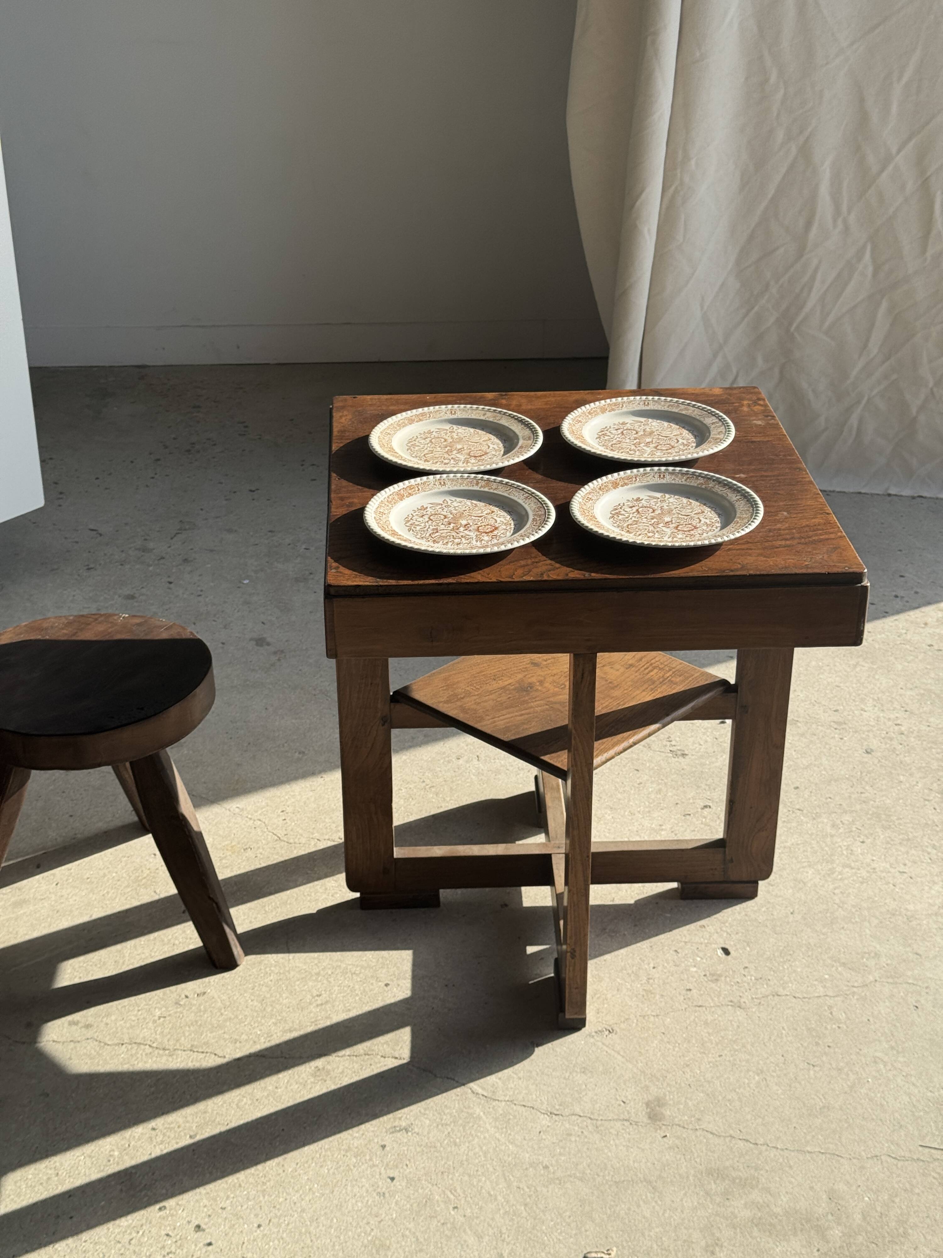 Set of 4 small dessert plates with a vintage stylised flower pattern.